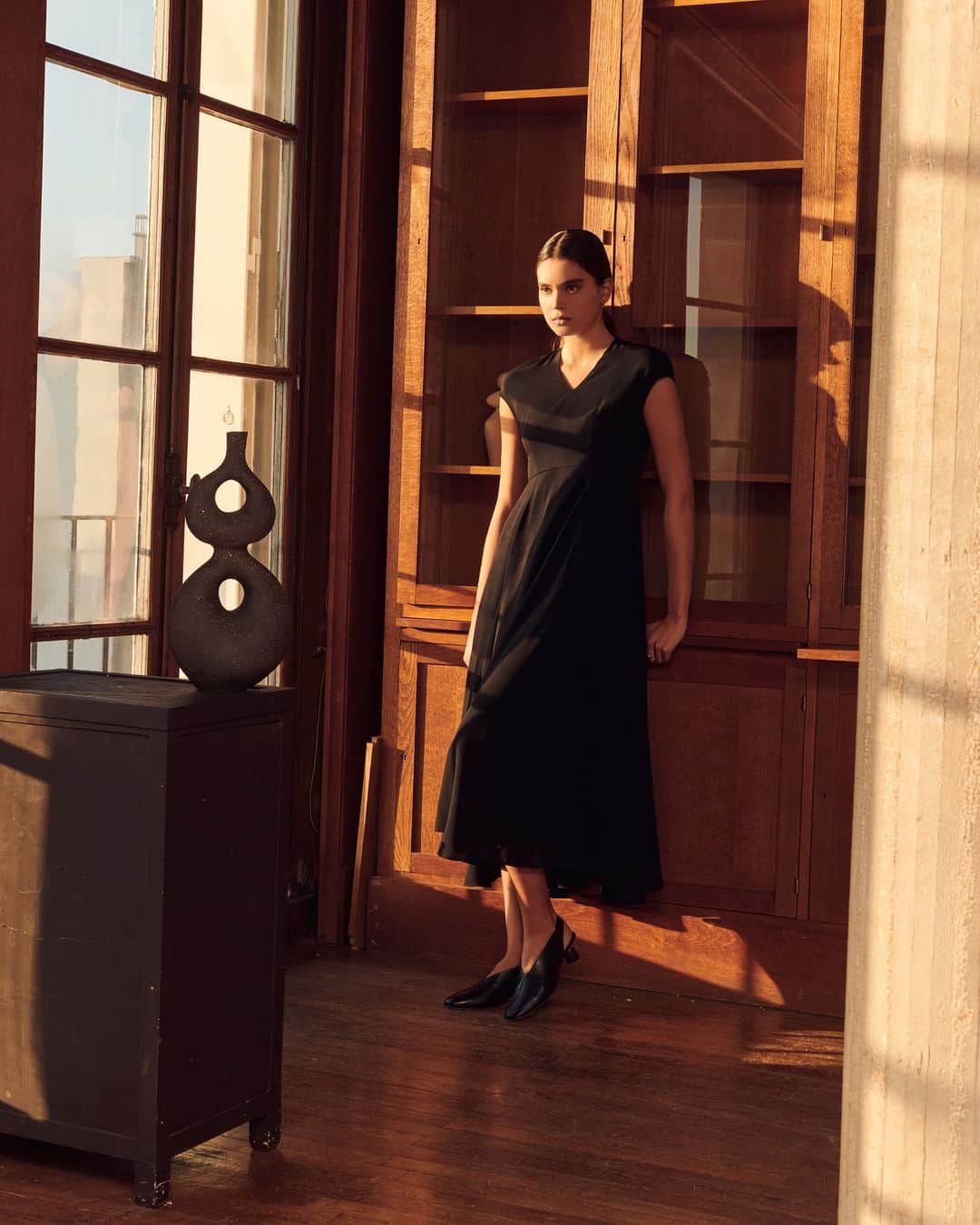 MARIHA Official Instagramさんのインスタグラム写真 - (MARIHA Official InstagramInstagram)「. 「City Dress」に登場した「春の月のドレス」は、シャープなVネックと優雅なAラインのフレアスカートのコントラストが美しいタイムレスなデザイン。上品さの薫る絶妙なニュアンスのグレージュは秋の気分にも相応しく、今シーズン真っ先に着たい洗練の一着です。ブラックのご用意もあります。  City Dress Collectionのアイテム1点以上をお買い上げの方に、MARIHAオリジナルレザーポーチを差し上げます。なくなり次第終了となりますので予めご了承ください。  #mariha #dress #citydresscollection #シティードレス #マリハ #コーディネート」9月14日 20時00分 - mariha_official