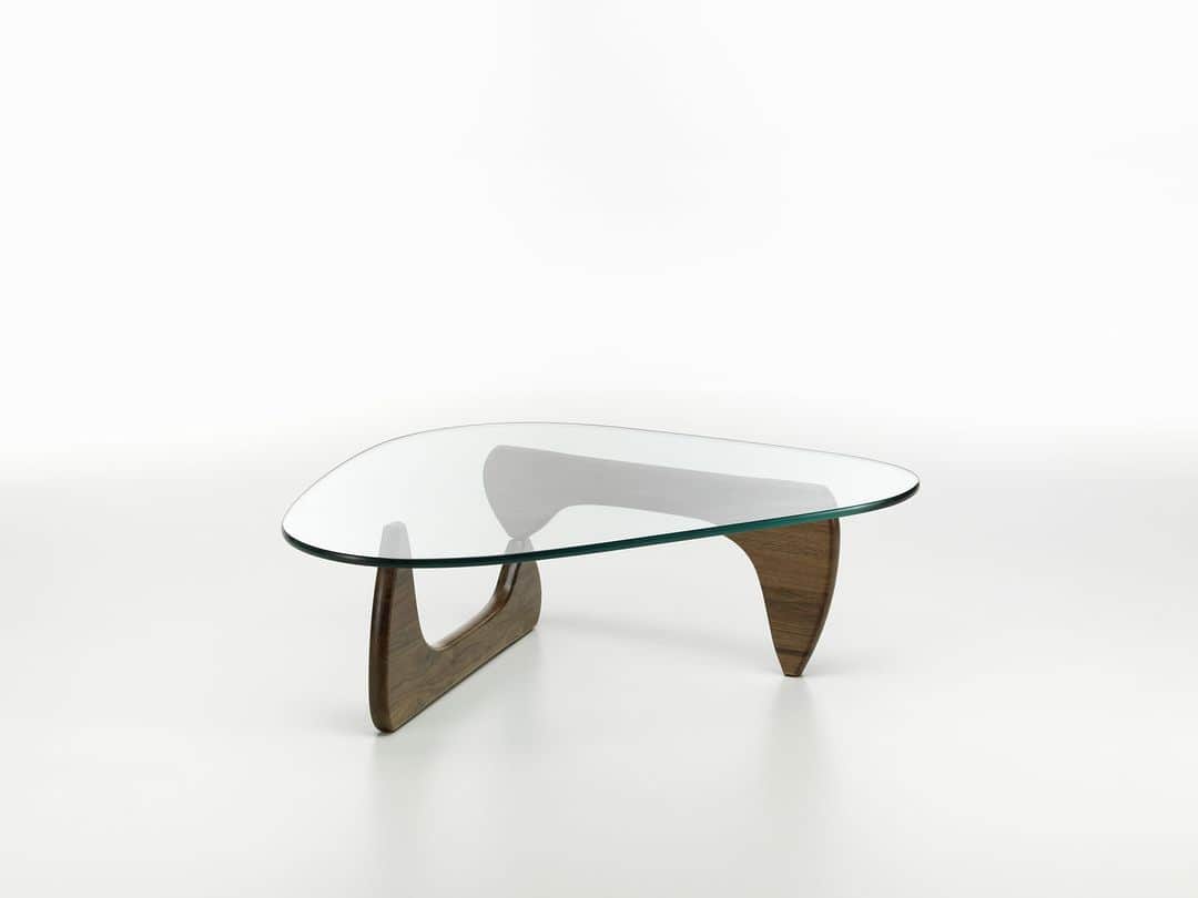 Vitra Japanさんのインスタグラム写真 - (Vitra JapanInstagram)「イサム・ノグチによる代表作のひとつ「コーヒー テーブル」   木製の脚部にガラスの天板がのったシンプルな構造でありながら、まるで彫刻作品のような有機的なフォルムを描くコーヒーテーブル。イサム・ノグチも、このテーブルを自身最高の家具デザインであると考えていました。自宅のリビングルームやオフィス、ホテルのラウンジなど、上質な空間づくりに。   #coffeetable #Vitra #VitraJapan #IsamuNoguchi #ヴィトラ #ヴィトラジャパン #イサムノグチ #コーヒーテーブル #名作家具 #暮らしを楽しむ #インテリア #モダンインテリア #インテリアデザイン #ミッドセンチュリー」9月14日 20時00分 - vitra_japan