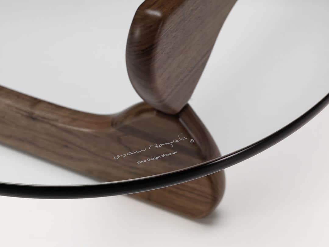 Vitra Japanさんのインスタグラム写真 - (Vitra JapanInstagram)「イサム・ノグチによる代表作のひとつ「コーヒー テーブル」   木製の脚部にガラスの天板がのったシンプルな構造でありながら、まるで彫刻作品のような有機的なフォルムを描くコーヒーテーブル。イサム・ノグチも、このテーブルを自身最高の家具デザインであると考えていました。自宅のリビングルームやオフィス、ホテルのラウンジなど、上質な空間づくりに。   #coffeetable #Vitra #VitraJapan #IsamuNoguchi #ヴィトラ #ヴィトラジャパン #イサムノグチ #コーヒーテーブル #名作家具 #暮らしを楽しむ #インテリア #モダンインテリア #インテリアデザイン #ミッドセンチュリー」9月14日 20時00分 - vitra_japan