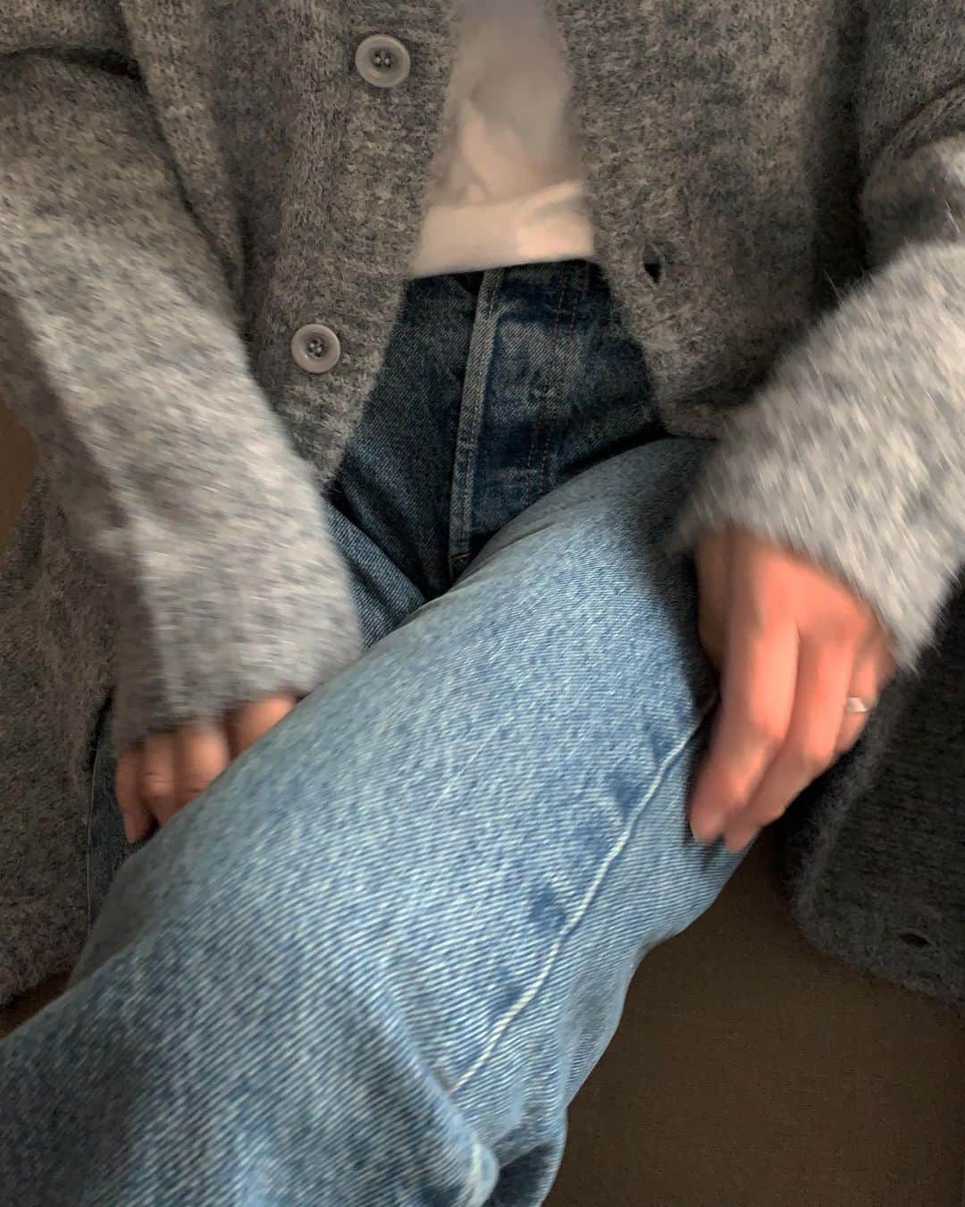 のインスタグラム：「. @ungrid_official × Levi's®との別注デニム👖 人気モデルの「501® 90’s」をベースにUngrid特有の ヴィンテージ加工が落とし込まれているそう✨  身長低いのでレングス短めのタイプを履いてます🥳 履き心地、シルエット、さすがの可愛さですよん😎♡  @ungrid_official  @ungrid_staffsnap  #Ungrid#Ungriddenim#levis_ungrid」