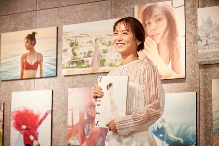 石川恋のインスタグラム：「写真展「SIGNS」@ TOKYO TOWER🗼 無事、幕を下ろしました。 写真集を発売できただけでも喜ばしいことだったのに、ご縁に恵まれ写真展まで発表することができ、またとない経験をさせていただいた30歳の節目。 最終日は制作が始まってからのこの1年を思い返しながら、目の前の景色を自分の目と心にしっかりと焼き付けました。 9日間写真展に足を運んでくださった皆様、オーラスで行われたお渡し会イベントに会いに来てくださった皆様、そしてご尽力いただいたスタッフの皆様。 本当に本当に、ありがとうございました！！ 夢のような時間は終わってしまいましたが、現在は8月末にクランクインしたドラマ「猫カレー少年を飼うー」の撮影に没頭する毎日で、この作品の完成に向けてまた新しい表現の壁と戦いながら日々を過ごしています。 目と目を合わせて直接皆様からいただくことのできた温かい応援のお言葉が励みとなり、エネルギーとなって頑張れています！ 同じようにあの場所で一緒に過ごした時間が、皆様のエネルギーにも少しでもなってくれていたら嬉しいな☺️💪  さて、写真展は終わっても、写真集「SIGNS」はまだまだこれからです！ 9月17日に発売となる通常版が遂にご予約開始となりました🔥 限定特別版と違って通常版はAmazonで、全国どこからでもお買い求めいただけます！ ぜひチェックしてくださいねーー！  ▼石川恋写真集『SIGNS』2023年9月17日発売▼ https://amzn.asia/d/c8gBPJh  さらに！ 9月16日は「SIGNS」通常版発売記念イベント！！  ▼詳細▼ 石川恋『SIGNS』通常版発売記念イベント 日時：2023年9月16日（土）13時～15時(予定) 場所：レコード コンビニ（ヤマザキショップ上総屋） 東京都中央区日本橋浜町2丁目55-5 浜町駅A2出口から徒歩約3分 03-3666-6044  内容：お客様へ商品のお渡し ※当日は会場で石川恋写真集『SIGNS』通常版を先行販売予定です。 ※来場やイベント参加に際して事前予約は不要です。  こちらが最後のイベントとなります！ ぜひ遊びに来てください🏪💫 #写真集 #SIGNS #写真展 #東京タワー」