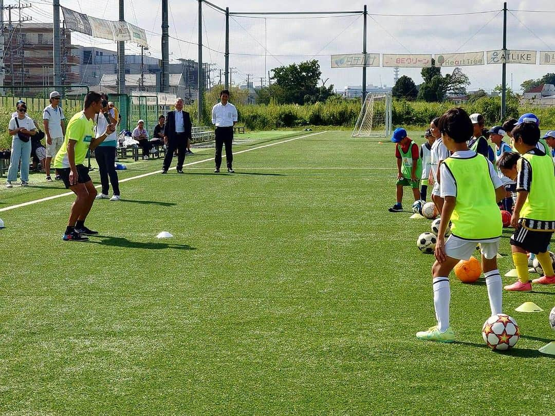 坪井慶介さんのインスタグラム写真 - (坪井慶介Instagram)「明治安田生命　「JリーグMYサッカー教室in大船」 コーチけんけん　#戸川健太  コーチアキ　#秋元陽太  コーチミク　#御厨貴文  と一緒に子供達と良い汗流してきました！！（ちゃんとサッカー教室はしましたよ😁） 今回はなんと、現役レフェリーが 来てくれました👍 子供達は本物のホイッスル、カード に興奮！！ 最後の試合はその効果もあり、フェアプレーで戦いました😂 もちろん、負けは許されないので勝ちにこだわりました‼️  #明治保田生命  #jリーグ  #サッカー教室  #サッカーキョウシツボイ  #子供達 は #真剣に楽しく  #コーチ陣 も #最後のゲームは  #マジでやります  #オトコツボイ  #スライディング  #スライディングボイ  #ダッシュ  #ダッシュボイ  #大人気ない  #勝ちにこだわる 😂 #全力中年  #ありがとうございました」9月14日 20時14分 - keisuke_tsuboi0916