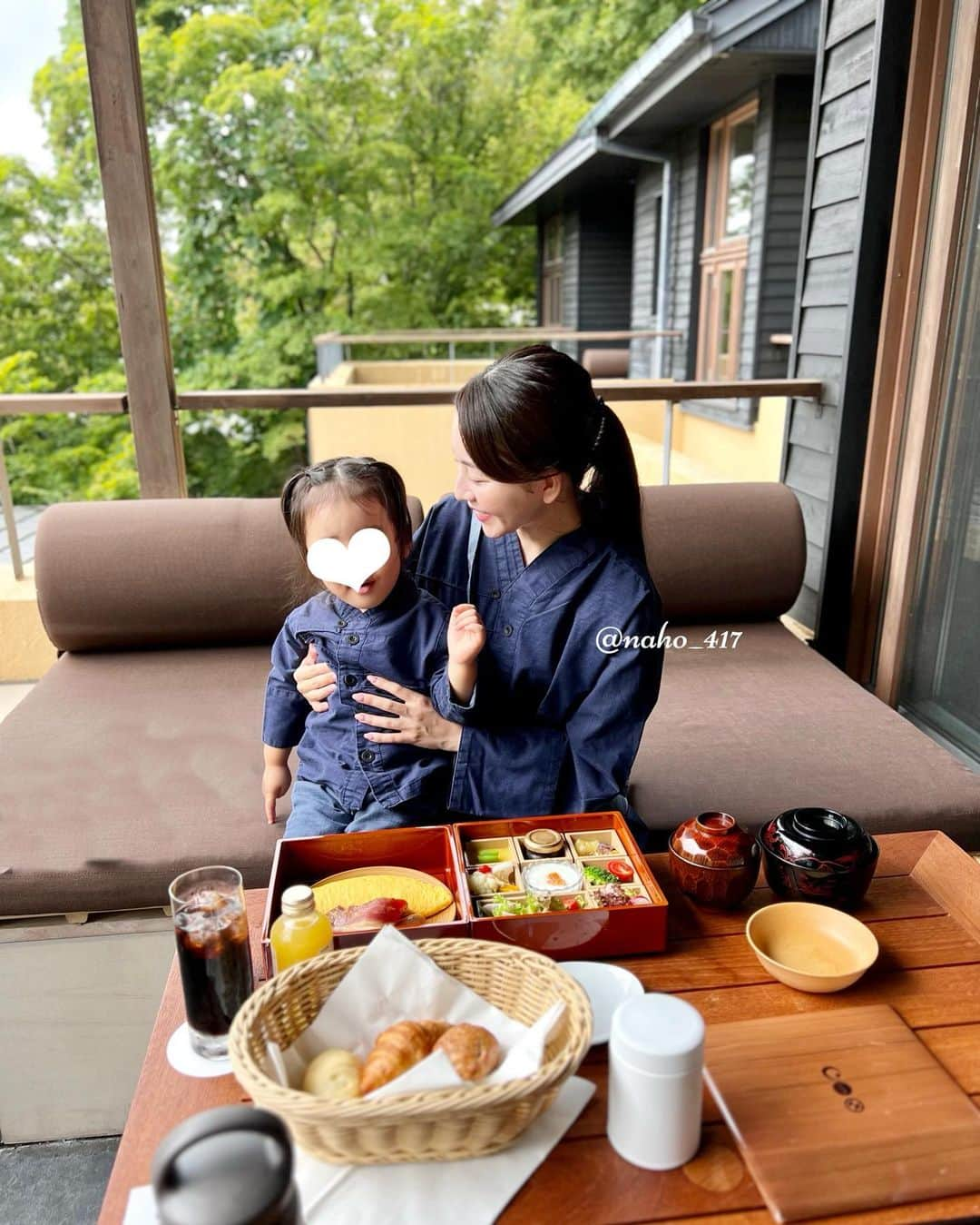 Nahoのインスタグラム：「* 今年も去年と同じ時期に...🌳🤍  たくさんの自然な囲まれた素敵なお宿。 ゆっくりとした時間を過ごせました🕊️  娘はスタンプの奥でマイブームの コロッケ風変顔をしています。🤪  #星のや #星のや軽井沢  #家族旅行 #子連れ軽井沢 #karuizawa」