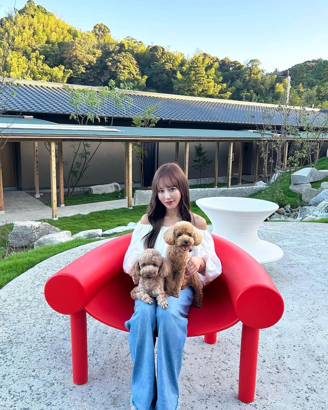 のインスタグラム：「⁡・ ⁡7月にOpenしたばかりのリゾート施設 五氣里(@itsukiri_official )に行ってきたよ🍃 今回は🐶たちと一緒に泊まれるお部屋に。 ⁡ ⁡ 広々としたお部屋と大自然な景色、 そして各お部屋についてる天然温泉が 本当に最高な時間だった〜😆♡ ⁡ ⁡ そして地元いすみ市の旬な食材を使った お料理がどれも美味しかった🍴💕 ⁡ ⁡ 都心から車で90分とアクセスしやすく サウナやプール、ドームテントなどと 他にも楽しめる所がたくさんだったよ✨ ⁡ ⁡ @resort.glamping_com  #五氣里#リゾグラ#グランピング#千葉」
