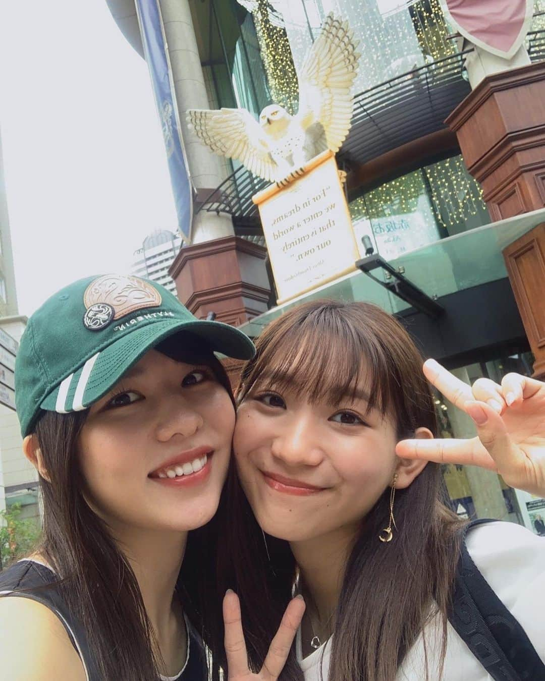 小林茉里奈さんのインスタグラム写真 - (小林茉里奈Instagram)「🪄 やっとやっと行けました…🥺✨ 学生のときからの親友けいなと #ハリーポッターカフェ に☕️ 赤坂駅降りてすぐにハリーポッターの世界観が広がっていて、#ハリポタファン としては楽しすぎました😆👏 フォトスポットがたくさんでしたよ📷💓 舞台もはやく見に行かないと…！  #ハリーポッターカフェ  #harrypotter  #ハリポタ  #ほっぺくっつけがち 🫶🏻 #スワイプしてね  #一瀬恵菜 #フリーアナウンサー #小林茉里奈 #セントフォース #アナウンサー」9月14日 20時06分 - marina_k224