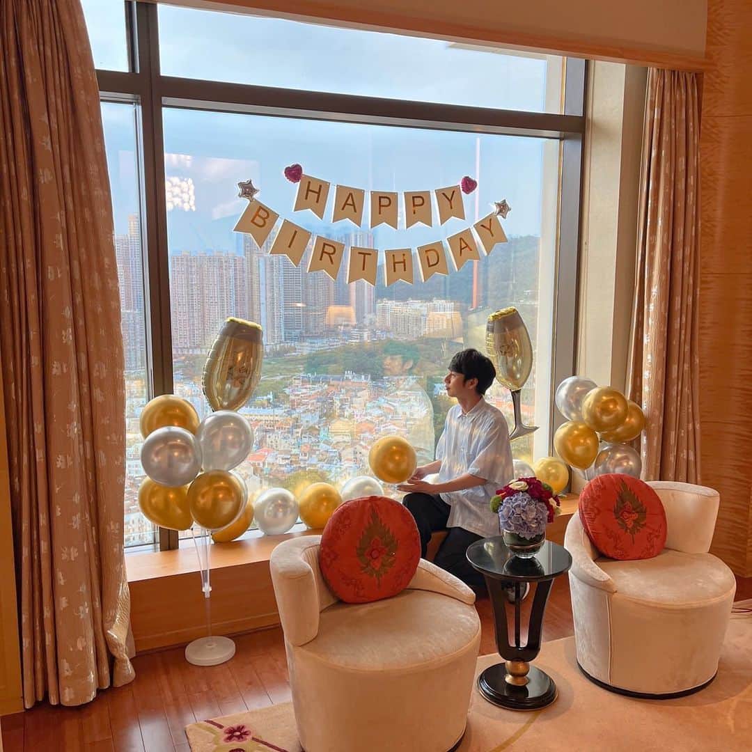 中丸雄一さんのインスタグラム写真 - (中丸雄一Instagram)「香港マカオの思い出写真。 「何するカトゥーン？」の番組からケーキもらった。あとマカオのホテルからもお祝いしてもらった。  ちょっとお祝いされ過ぎました。忘れられない三日間です。感謝しきれないっ！」9月14日 20時06分 - y_nakamaru_94