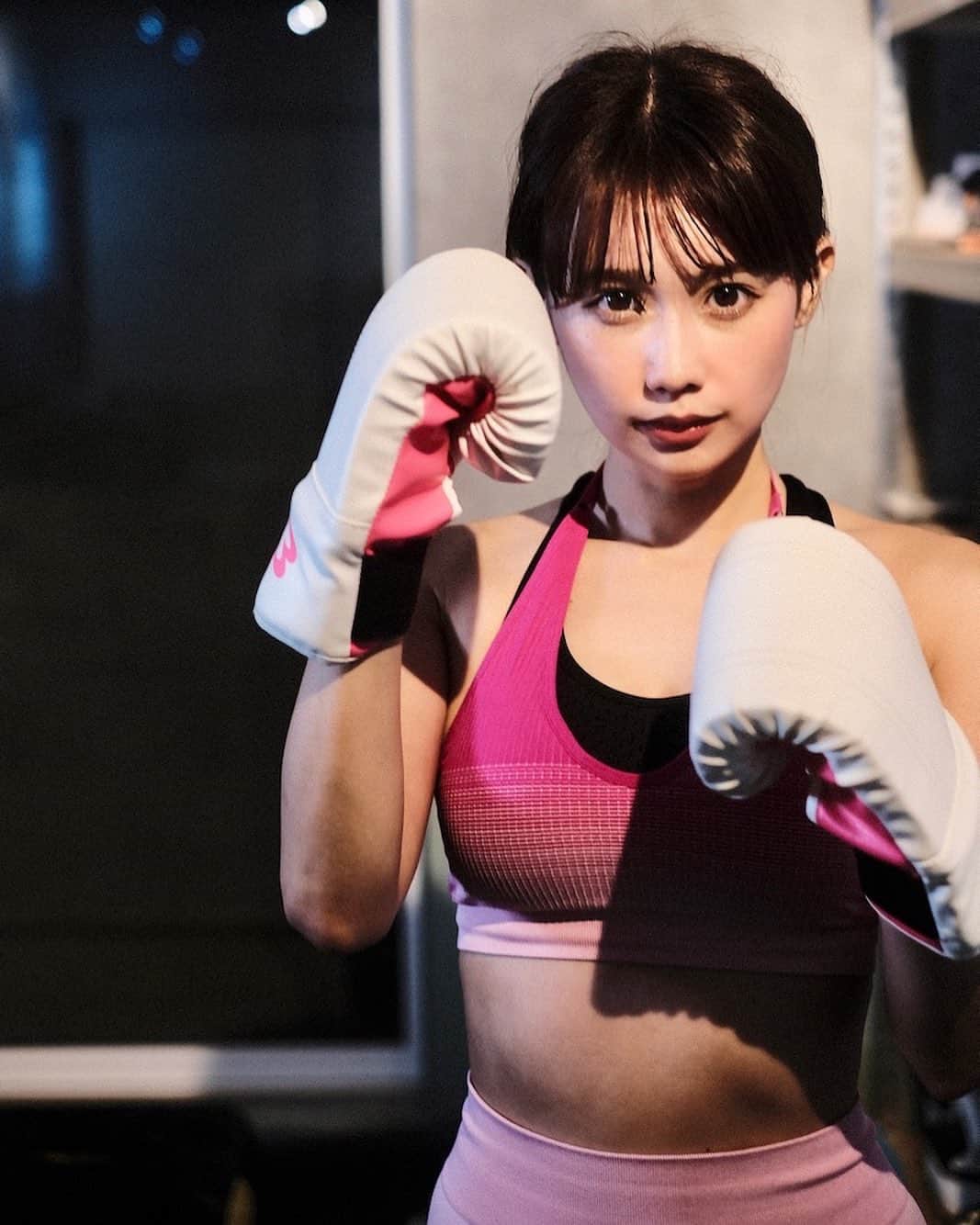 相原美咲のインスタグラム：「今日もジムいってきたよん！  つかれた😭😭　 今日は頑張るためにトレーナーさんが ドランゴンボールとワンピースの歌流してもらいました😭 本当にがんばれた！！  @blueoath_kick さん ありがとうございました！！🤭🤍  きょうもやきとりたべたいな🙃  みんなもお疲れ様🤭🌺」