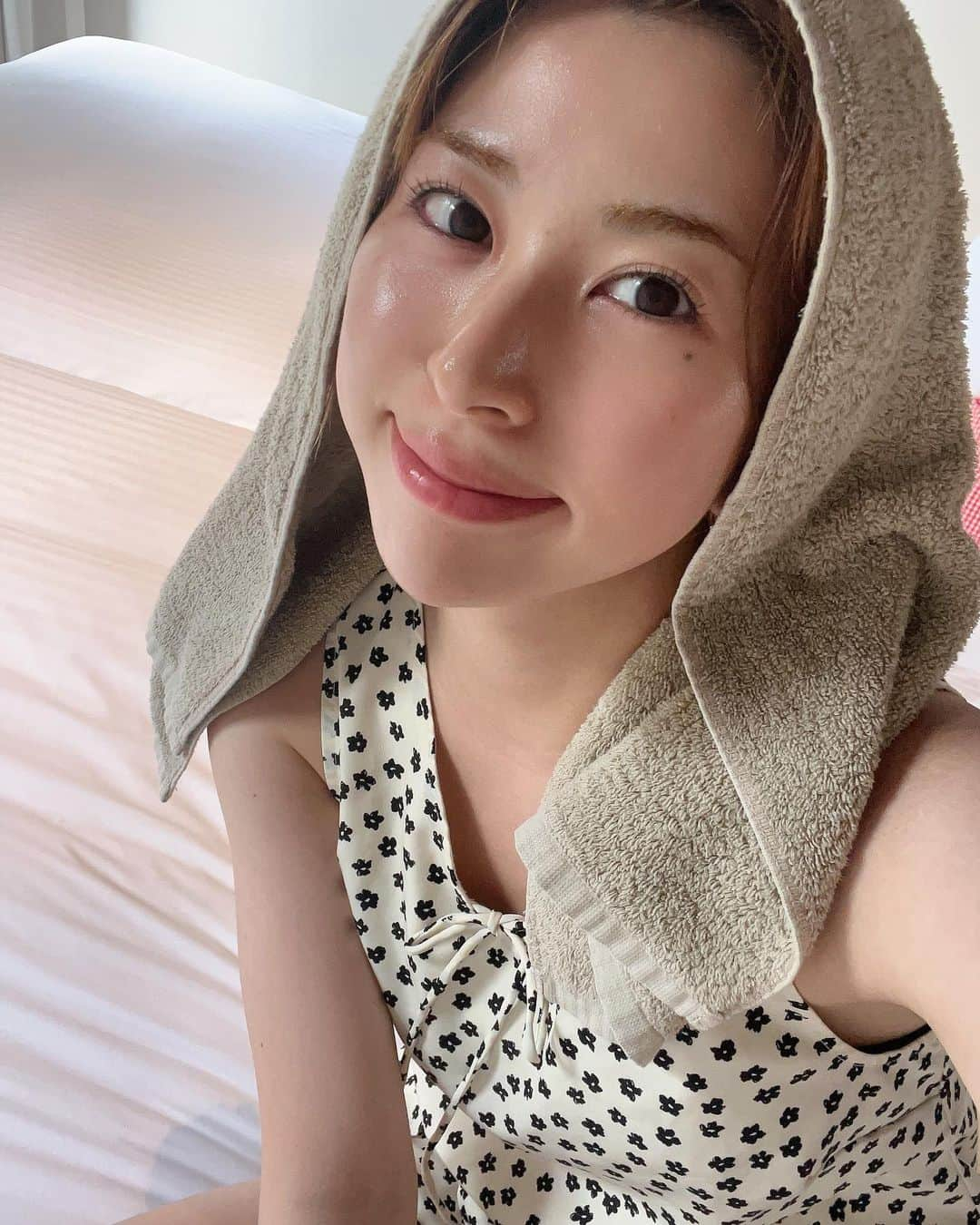 しよりのインスタグラム：「before → after🧖🏻‍♀️✨ 最近肌が安定していて調子がいい🫧  顔だけじゃなくて体の肌触りも大切で 定期的にスクラブして、お風呂上がりに ボディクリームは毎日塗ってます🧺  最近つかってるのは GAVACHO THE CARE SCRUB  顔にも使えるよ◎  昔は気になる部分にしか使ってなかったけど、全身に使うようになってから肌触りがふわふわになりました☁️  温感効果があるので毛穴の奥まで入り込んで 汚れや老廃物を吸着してくれるみたいです スクラブも優しく肌にすぐ馴染むので、おすすめです🐻‍❄️  ・ #ガバチョ #ガバチョワックス #gavacho #埋没毛 #スクラブ#ボディスクラブ#ボディケア #脱毛 #ボディーケア＃スキンケア #スキンケア用品 #スキンケア紹介 #スキンケアレポ#スキンケア好き #コスメ好き #肌ケア #肌質改善 #肌荒れ #肌荒れケア #艶肌 #東京サロン #tokyo#skincare #大人女子 #美意識 #お風呂上がり #すっぴん #japanesegirl」