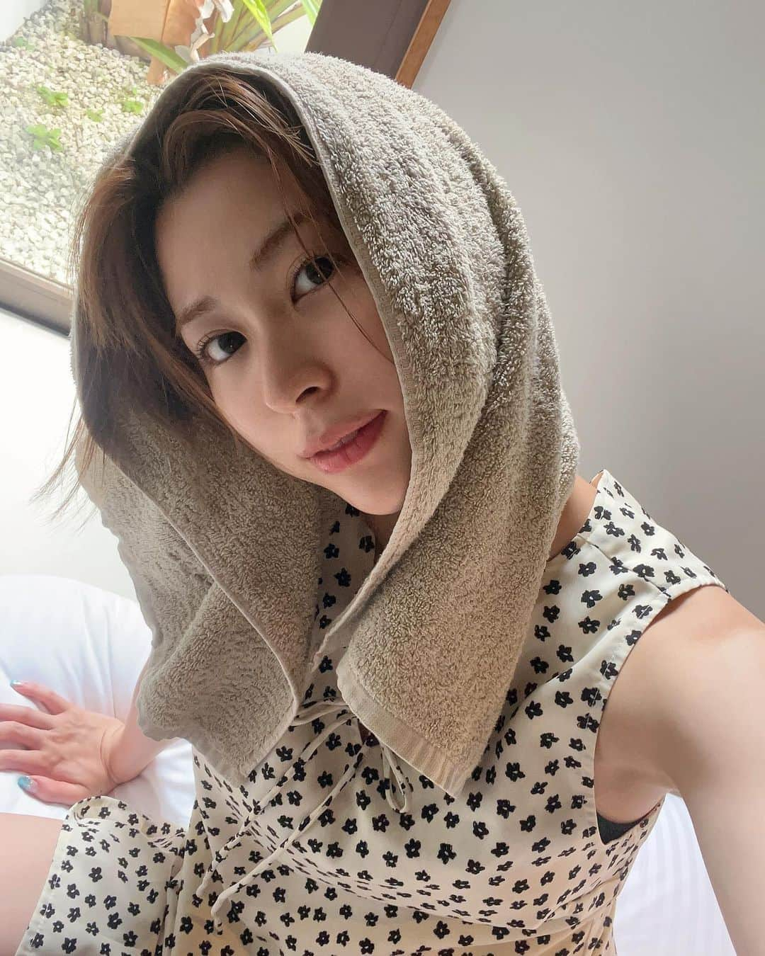 しよりさんのインスタグラム写真 - (しよりInstagram)「before → after🧖🏻‍♀️✨ 最近肌が安定していて調子がいい🫧  顔だけじゃなくて体の肌触りも大切で 定期的にスクラブして、お風呂上がりに ボディクリームは毎日塗ってます🧺  最近つかってるのは GAVACHO THE CARE SCRUB  顔にも使えるよ◎  昔は気になる部分にしか使ってなかったけど、全身に使うようになってから肌触りがふわふわになりました☁️  温感効果があるので毛穴の奥まで入り込んで 汚れや老廃物を吸着してくれるみたいです スクラブも優しく肌にすぐ馴染むので、おすすめです🐻‍❄️  ・ #ガバチョ #ガバチョワックス #gavacho #埋没毛 #スクラブ#ボディスクラブ#ボディケア #脱毛 #ボディーケア＃スキンケア #スキンケア用品 #スキンケア紹介 #スキンケアレポ#スキンケア好き #コスメ好き #肌ケア #肌質改善 #肌荒れ #肌荒れケア #艶肌 #東京サロン #tokyo#skincare #大人女子 #美意識 #お風呂上がり #すっぴん #japanesegirl」9月14日 20時07分 - shiyooori