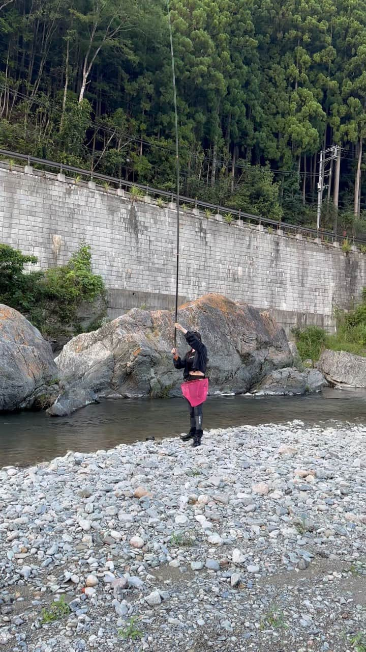 宮田亜夢のインスタグラム：「楽しすぎた高見川🏞️  #ねーー誰かウェア裏表反対に着てるの教えてよー🤣🤣  #高見川  #sweetfish  #polefishing   #鮎釣り #鮎 #友釣り #延べ竿 #ライトスタイル #ダイワ  #DAIWA  #宮田あゆ #釣り #fishing #fishinglife #fishingday  #낚시 #川 #渓流 #渓流釣り  #camp #清流 #outdoor #outdoors #nature #naturelover #japanesestyle」