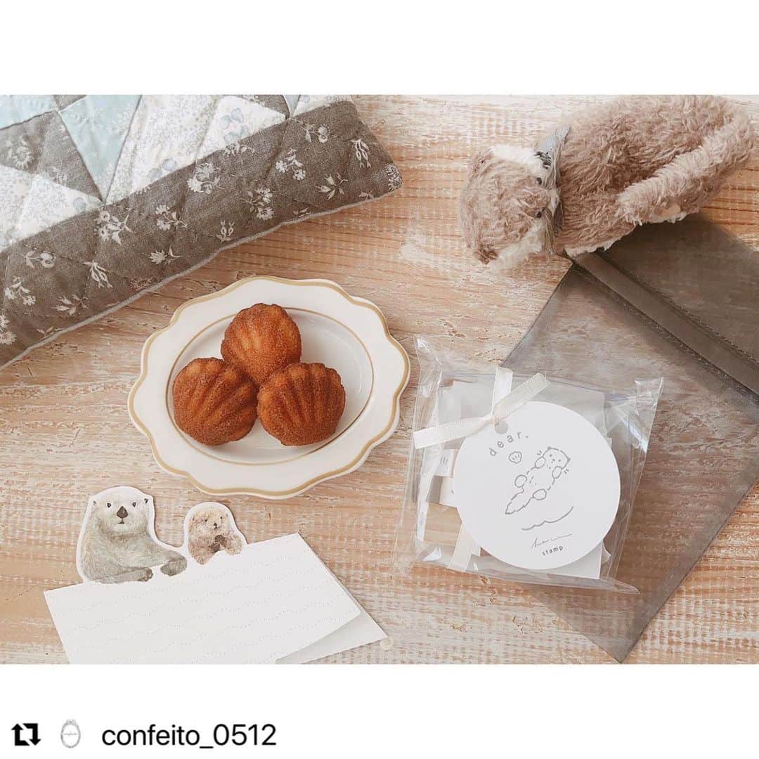 のインスタグラム：「こちらはハンコ＋カード＋マドレーヌ のセット コメント欄へのご応募は @confeito_0512 さんの投稿へ （間違いを避けるためハイジの方のコメ欄は一旦閉めます）  #Repost @confeito_0512 with @use.repost ・・・ 🐚🦦🐚 ㅤㅤㅤㅤㅤㅤㅤㅤㅤ  ････････････････････････････････････････  内容 ・hoca* らっこちゃんはんこset…1点 文字のはんこ(dear. かMERCIどちらかはお楽しみ♥) 貝がらのはんこ らっこちゃんのはんこ 波のはんこ  ・おやつ屋ハイジ マドレーヌ(3個入) …1点  ・chocolatreetoile  カードset ミニマドレーヌ(6枚入) トレペ封筒付 ミニマドレーヌお皿(1枚入) マドレーヌポストカード blue / pink(各1枚入)  price : 3,030円 ＋送料  発送方法 : ゆうパック (地域によって価格が異なります。)  ※ 発送は国内のみ・お支払はゆうちょ銀行振込のみ 　とさせていただきます。  発送予定日 10月8日(日)〜9日(月)ごろ ㅤ ㅤㅤㅤㅤㅤㅤㅤㅤㅤㅤㅤㅤㅤ････････････････････････････････････････ ㅤ ご購入を希望してくださる方は、 本日〜9月17日(日)夜20:00までの間に こちらのコメント欄にコメントをお願いします。 (コメントは抵抗がある、お名前を伏せたいという方は、 DMにてご応募くださいませ。)  その後抽選させていただき、 instagramにて発表させていただきます。 どうぞよろしくお願いします🤲🏻  ご応募お待ちしております☺️💕 ㅤ ⁘  pic. 03-04 photo by @chocolatreetoile」