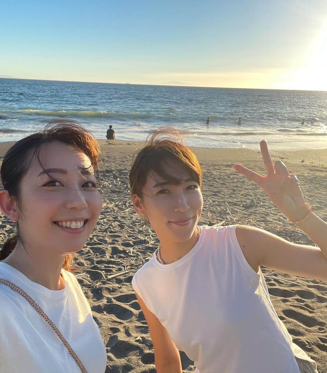 須黒清華さんのインスタグラム写真 - (須黒清華Instagram)「仲良しご近所ファミリーと千葉の海へ行った日🏖️✨ 車で1時間ちょっと。 こんな近くに、こんな素敵なところがあったなんて😍  海が大好きな息子は大満足！ 海がまだちょっと怖い1歳下のベビちゃんは号泣😅🤣笑  まだお互いよくわかってないけど、並んで笑い合っているのがとっても可愛い❤️ 兄弟がいたらこんな感じなんですかね〜  久しぶりに手持ち花火🎆もできて、夏を満喫できました😊  まだまだ暑いですけどね💦  #海 #旅行 #子連れ旅行 #仲良しファミリー #千葉 #2歳おとこのこ #2歳おとこのこママ #babyboy #trip #sea」9月14日 20時11分 - sayaka_suguro