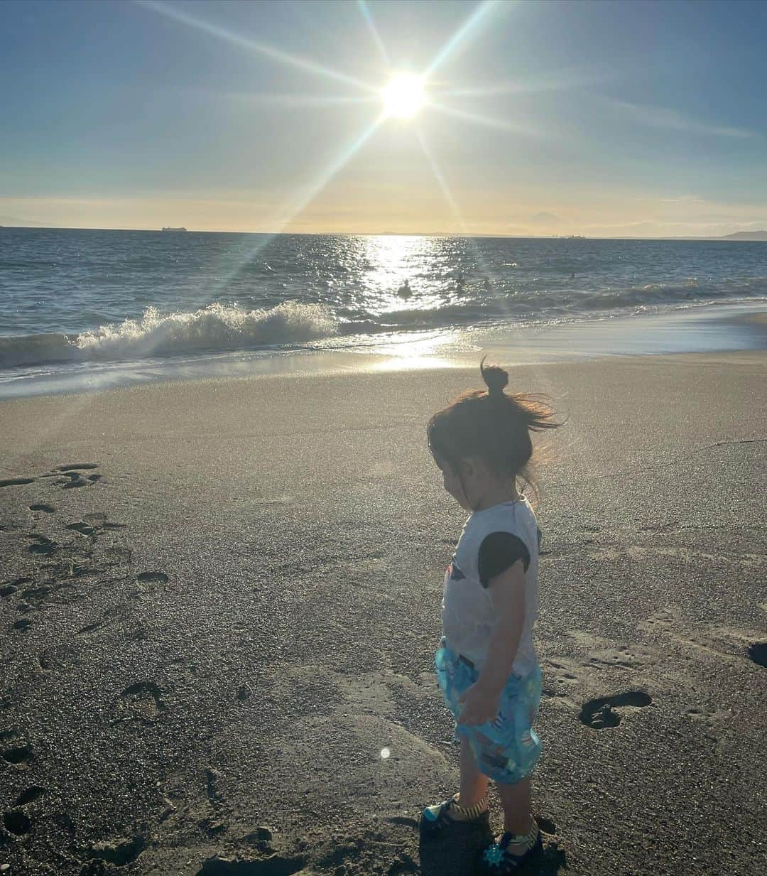 須黒清華のインスタグラム：「仲良しご近所ファミリーと千葉の海へ行った日🏖️✨ 車で1時間ちょっと。 こんな近くに、こんな素敵なところがあったなんて😍  海が大好きな息子は大満足！ 海がまだちょっと怖い1歳下のベビちゃんは号泣😅🤣笑  まだお互いよくわかってないけど、並んで笑い合っているのがとっても可愛い❤️ 兄弟がいたらこんな感じなんですかね〜  久しぶりに手持ち花火🎆もできて、夏を満喫できました😊  まだまだ暑いですけどね💦  #海 #旅行 #子連れ旅行 #仲良しファミリー #千葉 #2歳おとこのこ #2歳おとこのこママ #babyboy #trip #sea」