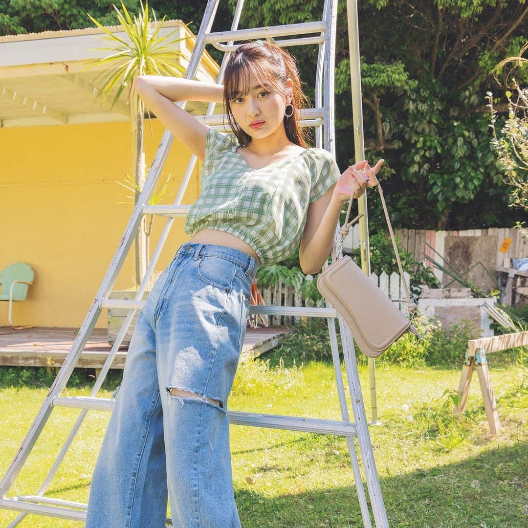 Seventeenさんのインスタグラム写真 - (SeventeenInstagram)「✨「キラキラ＆派手服LOOKBOOK」✨  まだまだ私たちの熱い夏は終わらない！ってことで、パキっと元気が出る服を着て気分上げてこー😆📣  【１枚目】 パンツ￥8980／Katrin TOKYO　キャミソール￥5400／Treat Ürself ルミネエスト店　サングラス￥4400／ナディア フローレス エン エル コラソン　2連ネックレス￥330・リング（２本セット）￥330／Lattice　バッグ￥3630／Grandedge渋谷109店　サンダル￥7500（オリエンタルトラフィック）／ダブルエー  【２枚目】 バッグ￥2749／WEGO　ワンピース￥6490（Birthdayroom）／アンティローザ　サングラス￥1430・ネックレス￥550／Lattice  【３枚目】 （右）ニット￥3300（SHAGGIE）／アンティローザ　スカート￥5990／Gap新宿フラッグス店　イヤリング￥330／Lattice　バッグ￥4290／エムズエキサイト　 （左）Tシャツ￥9900／MILKFED.SHINJUKU　スカート￥4290（AUNT MARIE’S）／アンティローザ　メガネ￥1100／Lattice　バッグ￥2750／ギャレッツ渋谷109店　ヘアピン／ヘア＆メイク私物  【４枚目】 ベスト￥6990・スカート￥6990（MANGO）／ロコンド　Tシャツ￥2199・ベルト￥1429／WEGO　イヤリング￥330／Lattice　バッグ￥1990／GU  【５枚目】 デニム￥2499／GRL（グレイル）　ブラウス￥3850／FOREVER 21　イヤリング￥330／Lattice　リング￥659／WEGO　バッグ￥5400／Olu.　サンダル￥15400／ダイアナ（ダイアナ 銀座本店）  【６枚目】 Tシャツ￥4980／Katrin TOKYO　ワンピース￥5280（Lull）／SPINNS　ハット￥2750／SPIGA渋谷109店　ブレスレット￥330／Lattice　バッグ￥5390／Grandedge渋谷109店　サンダル￥6500（ダブルエーオリエンタルトラフィック）／ダブルエー  【７枚目】 （右）スカート￥4399（W♥C）／WEGO　シャツ￥3289／SPINNS　キャミソール￥990／GU　イヤリング￥330／Lattice　バッグ￥4290／エムズエキサイト　サンダル￥13200／ダイアナ（ダイアナ 銀座本店） （左）スカート￥8990（MANGO）／ロコンド　トップス￥2990／Gap新宿フラッグス店　ハット￥3300／ギャレッツ渋谷109店　イヤリング￥330・ネックレス￥330／Lattice　バッグ（ポーチつき）￥3190／エムズエキサイト　サンダル￥14300／ダイアナ（ダイアナ 銀座本店）  【８枚目】 Tシャツ￥4950／MILKFED.SHINJUKU　スカート￥9980／Katrin TOKYO　ハット￥3990／Gap新宿フラッグス店　バッグ￥3299（W♥C）／WEGO　サンダル￥2790／神戸レタス  撮影／中里謙次［モデル］　新谷真衣［物］　スタイリスト／前田涼子　 ヘア＆メイク／田中陽子　モデル／平美乃理、藤村木音、 加藤栞、葛西杏也菜（STモデル）　構成／鈴木絵都子  #平美乃理 #藤村木音 #加藤栞 #葛西杏也菜 #seventeen #セブンティーン #stモデル #キラキラ #派手 #派手コーデ #ミニバッグ #タイダイ #マーブル #デニム #黒ワンピ #クロップド #ダメージデニム #ラメ #ビッグt」9月14日 20時11分 - seventeenjp_mag