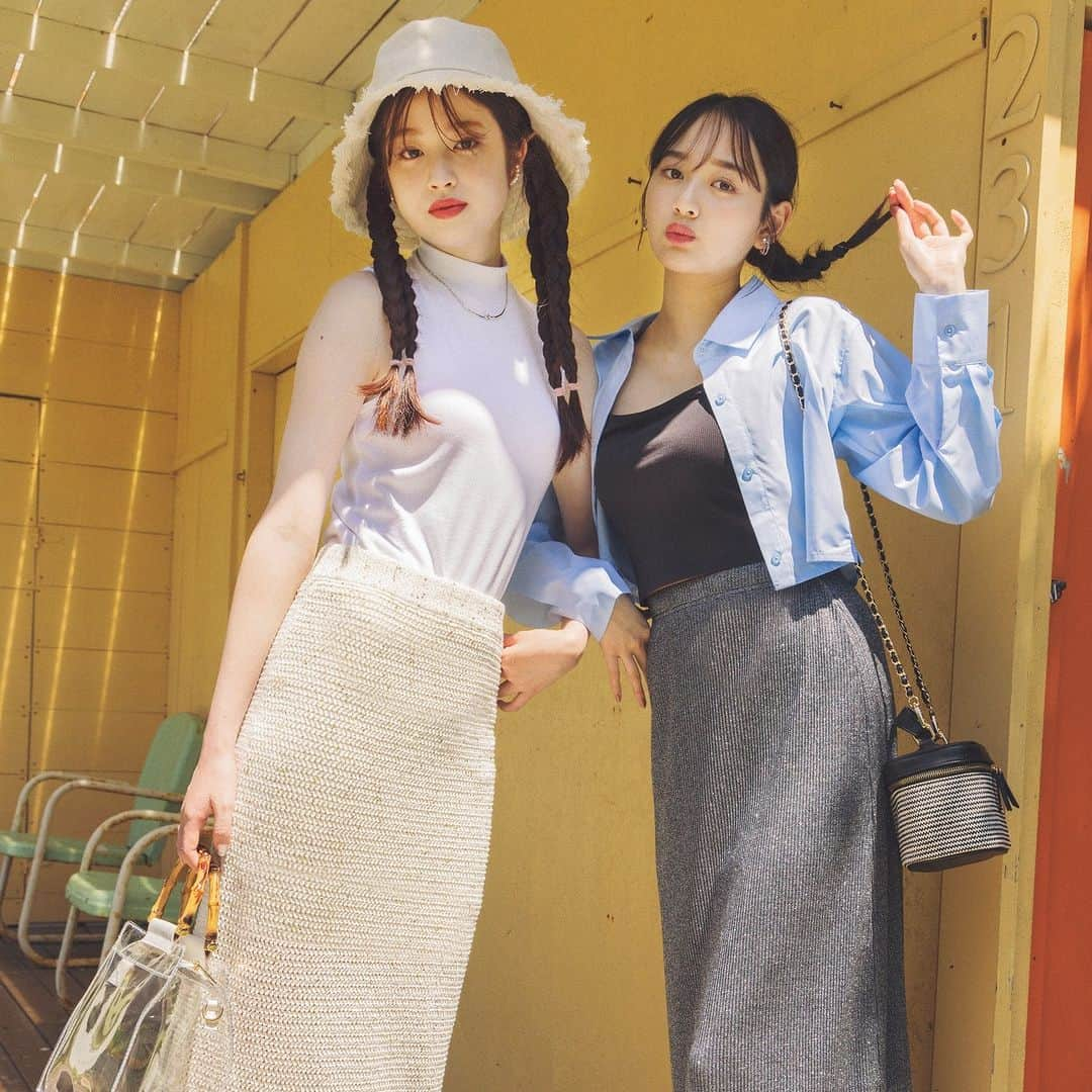 Seventeenさんのインスタグラム写真 - (SeventeenInstagram)「✨「キラキラ＆派手服LOOKBOOK」✨  まだまだ私たちの熱い夏は終わらない！ってことで、パキっと元気が出る服を着て気分上げてこー😆📣  【１枚目】 パンツ￥8980／Katrin TOKYO　キャミソール￥5400／Treat Ürself ルミネエスト店　サングラス￥4400／ナディア フローレス エン エル コラソン　2連ネックレス￥330・リング（２本セット）￥330／Lattice　バッグ￥3630／Grandedge渋谷109店　サンダル￥7500（オリエンタルトラフィック）／ダブルエー  【２枚目】 バッグ￥2749／WEGO　ワンピース￥6490（Birthdayroom）／アンティローザ　サングラス￥1430・ネックレス￥550／Lattice  【３枚目】 （右）ニット￥3300（SHAGGIE）／アンティローザ　スカート￥5990／Gap新宿フラッグス店　イヤリング￥330／Lattice　バッグ￥4290／エムズエキサイト　 （左）Tシャツ￥9900／MILKFED.SHINJUKU　スカート￥4290（AUNT MARIE’S）／アンティローザ　メガネ￥1100／Lattice　バッグ￥2750／ギャレッツ渋谷109店　ヘアピン／ヘア＆メイク私物  【４枚目】 ベスト￥6990・スカート￥6990（MANGO）／ロコンド　Tシャツ￥2199・ベルト￥1429／WEGO　イヤリング￥330／Lattice　バッグ￥1990／GU  【５枚目】 デニム￥2499／GRL（グレイル）　ブラウス￥3850／FOREVER 21　イヤリング￥330／Lattice　リング￥659／WEGO　バッグ￥5400／Olu.　サンダル￥15400／ダイアナ（ダイアナ 銀座本店）  【６枚目】 Tシャツ￥4980／Katrin TOKYO　ワンピース￥5280（Lull）／SPINNS　ハット￥2750／SPIGA渋谷109店　ブレスレット￥330／Lattice　バッグ￥5390／Grandedge渋谷109店　サンダル￥6500（ダブルエーオリエンタルトラフィック）／ダブルエー  【７枚目】 （右）スカート￥4399（W♥C）／WEGO　シャツ￥3289／SPINNS　キャミソール￥990／GU　イヤリング￥330／Lattice　バッグ￥4290／エムズエキサイト　サンダル￥13200／ダイアナ（ダイアナ 銀座本店） （左）スカート￥8990（MANGO）／ロコンド　トップス￥2990／Gap新宿フラッグス店　ハット￥3300／ギャレッツ渋谷109店　イヤリング￥330・ネックレス￥330／Lattice　バッグ（ポーチつき）￥3190／エムズエキサイト　サンダル￥14300／ダイアナ（ダイアナ 銀座本店）  【８枚目】 Tシャツ￥4950／MILKFED.SHINJUKU　スカート￥9980／Katrin TOKYO　ハット￥3990／Gap新宿フラッグス店　バッグ￥3299（W♥C）／WEGO　サンダル￥2790／神戸レタス  撮影／中里謙次［モデル］　新谷真衣［物］　スタイリスト／前田涼子　 ヘア＆メイク／田中陽子　モデル／平美乃理、藤村木音、 加藤栞、葛西杏也菜（STモデル）　構成／鈴木絵都子  #平美乃理 #藤村木音 #加藤栞 #葛西杏也菜 #seventeen #セブンティーン #stモデル #キラキラ #派手 #派手コーデ #ミニバッグ #タイダイ #マーブル #デニム #黒ワンピ #クロップド #ダメージデニム #ラメ #ビッグt」9月14日 20時11分 - seventeenjp_mag