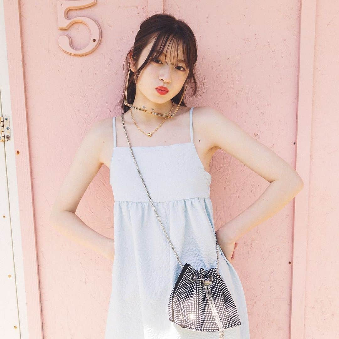 Seventeenさんのインスタグラム写真 - (SeventeenInstagram)「✨「キラキラ＆派手服LOOKBOOK」✨  まだまだ私たちの熱い夏は終わらない！ってことで、パキっと元気が出る服を着て気分上げてこー😆📣  【１枚目】 パンツ￥8980／Katrin TOKYO　キャミソール￥5400／Treat Ürself ルミネエスト店　サングラス￥4400／ナディア フローレス エン エル コラソン　2連ネックレス￥330・リング（２本セット）￥330／Lattice　バッグ￥3630／Grandedge渋谷109店　サンダル￥7500（オリエンタルトラフィック）／ダブルエー  【２枚目】 バッグ￥2749／WEGO　ワンピース￥6490（Birthdayroom）／アンティローザ　サングラス￥1430・ネックレス￥550／Lattice  【３枚目】 （右）ニット￥3300（SHAGGIE）／アンティローザ　スカート￥5990／Gap新宿フラッグス店　イヤリング￥330／Lattice　バッグ￥4290／エムズエキサイト　 （左）Tシャツ￥9900／MILKFED.SHINJUKU　スカート￥4290（AUNT MARIE’S）／アンティローザ　メガネ￥1100／Lattice　バッグ￥2750／ギャレッツ渋谷109店　ヘアピン／ヘア＆メイク私物  【４枚目】 ベスト￥6990・スカート￥6990（MANGO）／ロコンド　Tシャツ￥2199・ベルト￥1429／WEGO　イヤリング￥330／Lattice　バッグ￥1990／GU  【５枚目】 デニム￥2499／GRL（グレイル）　ブラウス￥3850／FOREVER 21　イヤリング￥330／Lattice　リング￥659／WEGO　バッグ￥5400／Olu.　サンダル￥15400／ダイアナ（ダイアナ 銀座本店）  【６枚目】 Tシャツ￥4980／Katrin TOKYO　ワンピース￥5280（Lull）／SPINNS　ハット￥2750／SPIGA渋谷109店　ブレスレット￥330／Lattice　バッグ￥5390／Grandedge渋谷109店　サンダル￥6500（ダブルエーオリエンタルトラフィック）／ダブルエー  【７枚目】 （右）スカート￥4399（W♥C）／WEGO　シャツ￥3289／SPINNS　キャミソール￥990／GU　イヤリング￥330／Lattice　バッグ￥4290／エムズエキサイト　サンダル￥13200／ダイアナ（ダイアナ 銀座本店） （左）スカート￥8990（MANGO）／ロコンド　トップス￥2990／Gap新宿フラッグス店　ハット￥3300／ギャレッツ渋谷109店　イヤリング￥330・ネックレス￥330／Lattice　バッグ（ポーチつき）￥3190／エムズエキサイト　サンダル￥14300／ダイアナ（ダイアナ 銀座本店）  【８枚目】 Tシャツ￥4950／MILKFED.SHINJUKU　スカート￥9980／Katrin TOKYO　ハット￥3990／Gap新宿フラッグス店　バッグ￥3299（W♥C）／WEGO　サンダル￥2790／神戸レタス  撮影／中里謙次［モデル］　新谷真衣［物］　スタイリスト／前田涼子　 ヘア＆メイク／田中陽子　モデル／平美乃理、藤村木音、 加藤栞、葛西杏也菜（STモデル）　構成／鈴木絵都子  #平美乃理 #藤村木音 #加藤栞 #葛西杏也菜 #seventeen #セブンティーン #stモデル #キラキラ #派手 #派手コーデ #ミニバッグ #タイダイ #マーブル #デニム #黒ワンピ #クロップド #ダメージデニム #ラメ #ビッグt」9月14日 20時11分 - seventeenjp_mag