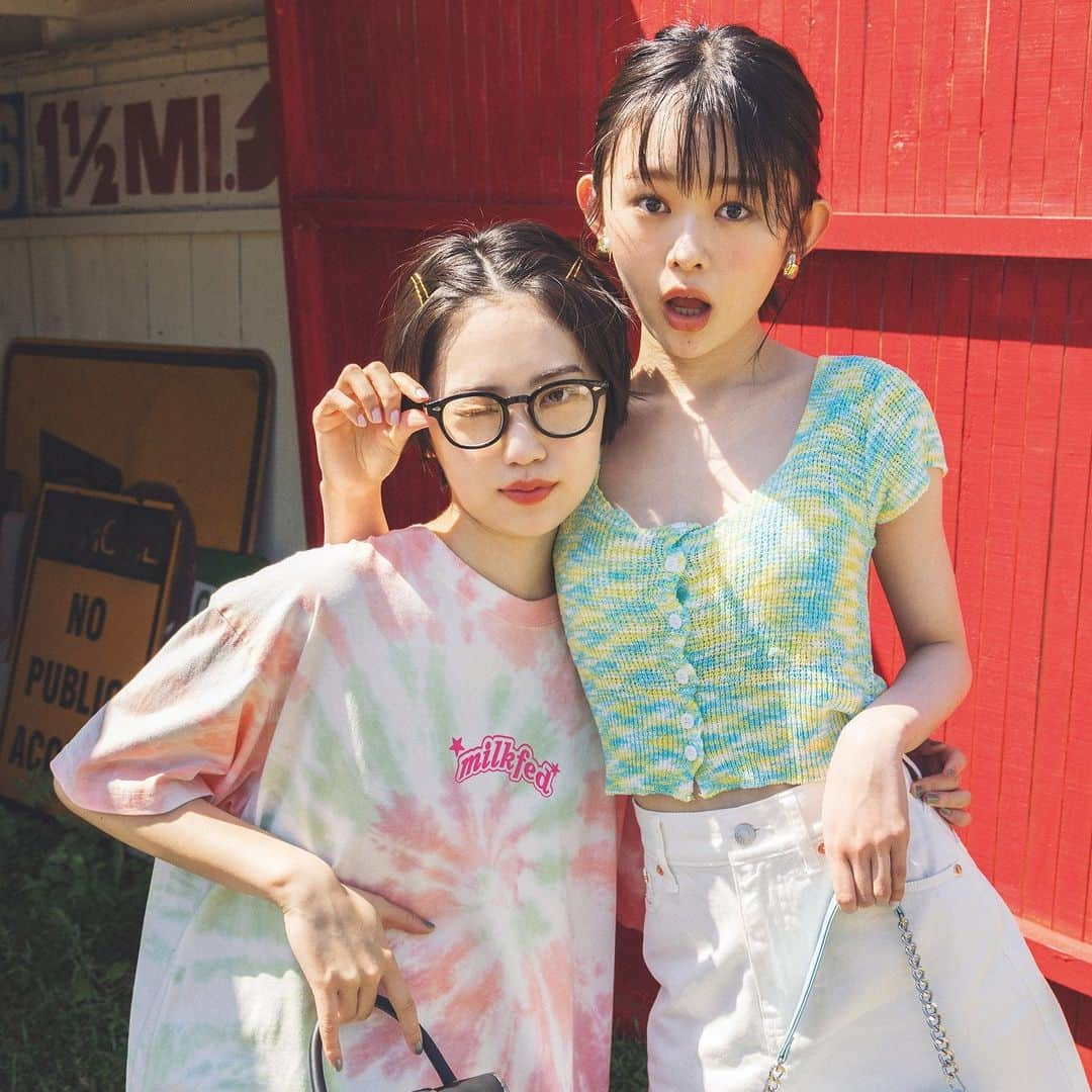 Seventeenさんのインスタグラム写真 - (SeventeenInstagram)「✨「キラキラ＆派手服LOOKBOOK」✨  まだまだ私たちの熱い夏は終わらない！ってことで、パキっと元気が出る服を着て気分上げてこー😆📣  【１枚目】 パンツ￥8980／Katrin TOKYO　キャミソール￥5400／Treat Ürself ルミネエスト店　サングラス￥4400／ナディア フローレス エン エル コラソン　2連ネックレス￥330・リング（２本セット）￥330／Lattice　バッグ￥3630／Grandedge渋谷109店　サンダル￥7500（オリエンタルトラフィック）／ダブルエー  【２枚目】 バッグ￥2749／WEGO　ワンピース￥6490（Birthdayroom）／アンティローザ　サングラス￥1430・ネックレス￥550／Lattice  【３枚目】 （右）ニット￥3300（SHAGGIE）／アンティローザ　スカート￥5990／Gap新宿フラッグス店　イヤリング￥330／Lattice　バッグ￥4290／エムズエキサイト　 （左）Tシャツ￥9900／MILKFED.SHINJUKU　スカート￥4290（AUNT MARIE’S）／アンティローザ　メガネ￥1100／Lattice　バッグ￥2750／ギャレッツ渋谷109店　ヘアピン／ヘア＆メイク私物  【４枚目】 ベスト￥6990・スカート￥6990（MANGO）／ロコンド　Tシャツ￥2199・ベルト￥1429／WEGO　イヤリング￥330／Lattice　バッグ￥1990／GU  【５枚目】 デニム￥2499／GRL（グレイル）　ブラウス￥3850／FOREVER 21　イヤリング￥330／Lattice　リング￥659／WEGO　バッグ￥5400／Olu.　サンダル￥15400／ダイアナ（ダイアナ 銀座本店）  【６枚目】 Tシャツ￥4980／Katrin TOKYO　ワンピース￥5280（Lull）／SPINNS　ハット￥2750／SPIGA渋谷109店　ブレスレット￥330／Lattice　バッグ￥5390／Grandedge渋谷109店　サンダル￥6500（ダブルエーオリエンタルトラフィック）／ダブルエー  【７枚目】 （右）スカート￥4399（W♥C）／WEGO　シャツ￥3289／SPINNS　キャミソール￥990／GU　イヤリング￥330／Lattice　バッグ￥4290／エムズエキサイト　サンダル￥13200／ダイアナ（ダイアナ 銀座本店） （左）スカート￥8990（MANGO）／ロコンド　トップス￥2990／Gap新宿フラッグス店　ハット￥3300／ギャレッツ渋谷109店　イヤリング￥330・ネックレス￥330／Lattice　バッグ（ポーチつき）￥3190／エムズエキサイト　サンダル￥14300／ダイアナ（ダイアナ 銀座本店）  【８枚目】 Tシャツ￥4950／MILKFED.SHINJUKU　スカート￥9980／Katrin TOKYO　ハット￥3990／Gap新宿フラッグス店　バッグ￥3299（W♥C）／WEGO　サンダル￥2790／神戸レタス  撮影／中里謙次［モデル］　新谷真衣［物］　スタイリスト／前田涼子　 ヘア＆メイク／田中陽子　モデル／平美乃理、藤村木音、 加藤栞、葛西杏也菜（STモデル）　構成／鈴木絵都子  #平美乃理 #藤村木音 #加藤栞 #葛西杏也菜 #seventeen #セブンティーン #stモデル #キラキラ #派手 #派手コーデ #ミニバッグ #タイダイ #マーブル #デニム #黒ワンピ #クロップド #ダメージデニム #ラメ #ビッグt」9月14日 20時11分 - seventeenjp_mag