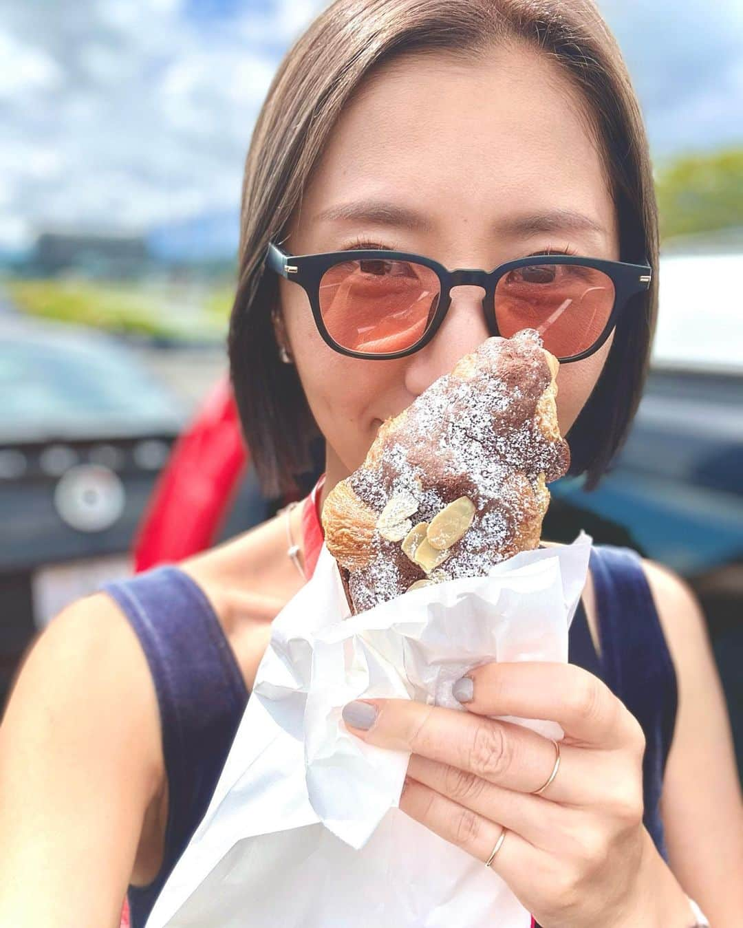 水村リアさんのインスタグラム写真 - (水村リアInstagram)「🥐 @ #wecfuji6h   WEC富士でフランス🇫🇷マルシェがやってて めちゃくちゃ賑わってた👏 わたしももちろん堪能しました😚  大好きな @dominiquedoucet_jp では🥐なかったので カヌレをお土産に買って、 @27layers9603 のチョコクロワッサンげとー 中に溢れんばかりのチョコが入ってて至福でした😙  こういうのいいよね♡ 耐久レースの乗り切り方(笑)も大事だと思った。  @fiawec_official の想い出続く🫧  ⢀⢀✰☽𓂂⢄༶⡱⢀⢀ ✰☽𓂂⢄༶⡱⢀⢀ ✰☽𓂂⢄༶⡱⢀⢀  #WECFUJI #FUJISPEEDWAY #TOYOTAGAZOORACING #H2car #富士スピードウェイ #モータースポーツ #レース #motorsports」9月14日 20時21分 - leah_mizumura