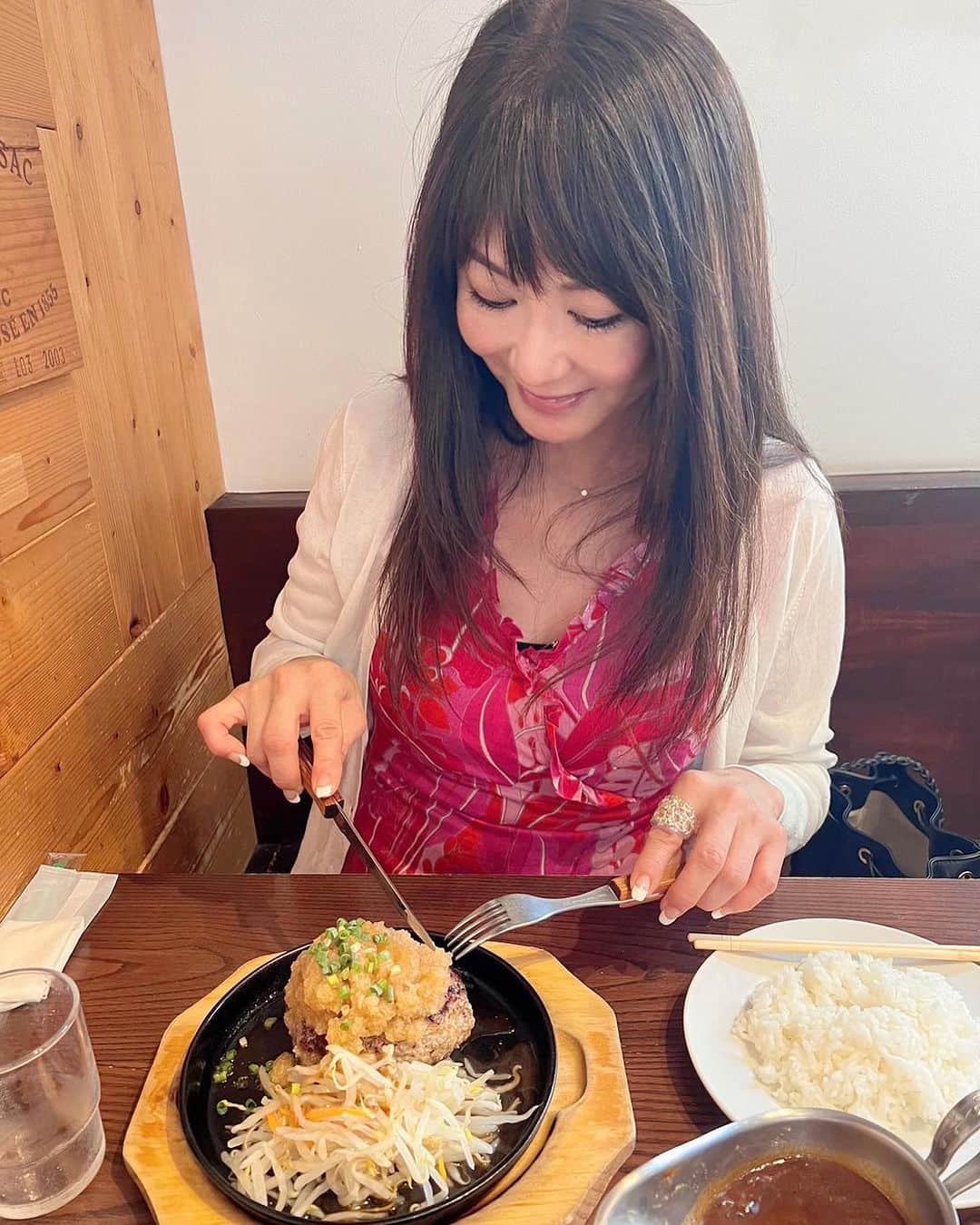 山田佳子のインスタグラム：「ハンバーグランチ🍴😆💕 ⁡ #ふっくら #ジューシー #ハンバーグ #おろしソース #美味しかった #ハンバーグ好き #大満足ランチ #ごちそうさまでした #grillマッシュ #恵比寿ランチ」