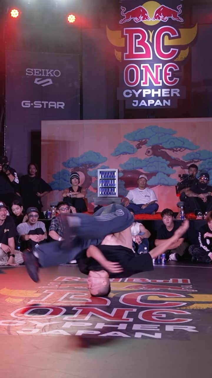 のインスタグラム：「この日1番沸かせたムーブがこれ🤯 会場中が🔥なラストは必見👀⚡️ @bboyshoya   #RedBullBCOne Cypher Japan 2023⚔️ 大会の見逃し配信はRed Bull TVからチェック👀⚡️  #レッドブル #翼をさずける #ブレイキン #ブレイクダンス #ヒップホップ」