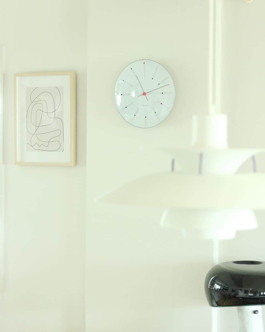 yupinokoさんのインスタグラム写真 - (yupinokoInstagram)「⌘2023.9.14⌘  ダイニングの時計を変えました☝︎ ずーっとお気に入りに入れていた Arne Jacobsenのバンカーズ🕐  1971年、建築家アルネ・ヤコブセンの 最高傑作と称される『デンマーク国立銀行』を 設計した際にデザインされた時計です。  正方形が並べられた文字盤は、 黒い四角が螺旋模様を描いています。  表面のガラスがカーブして側面がなく 非常に繊細でシンプルな形状は 真横に近い角度からでも文字盤がしっかり確認でき、 見やすさもバツグンです！  【ARNE JACOBSEN/アルネ・ヤコブセン】  壁掛け時計 29cm /BANKERS(バンカーズ)  こちらの商品は @hinatalife でお取扱い 10%offクーポンコード：【yupinoko10】 有効期限：～9月30日まで 使用回数：期間中お一人様1回 ※全品対象！金額の縛りなし ※各種クーポンは併用不可となります。  ▼1〜3万円ならこちらがお得🉐▼  ━━━━━━━━━━━━━━ Hinata Life設立6周年記念Campaign - 6年間での最大級のセール -  期間中、何度でも使える 【15,000円(税込)以上3,000円OFFクーポン】 クーポンコード：3000off  【10,000円(税込)以上2,000円OFFクーポン】 クーポンコード：2000off  有効期限：【9/13(水)～9/18(月)】 ━━━━━━━━━━━━━━  #hinatalife #ひなたライフ #ひなたライフスタイル #hina友#北欧インテリア#掛け時計#ARNEJACOBSEN#アルネヤコブセン」9月14日 20時15分 - yupinoko