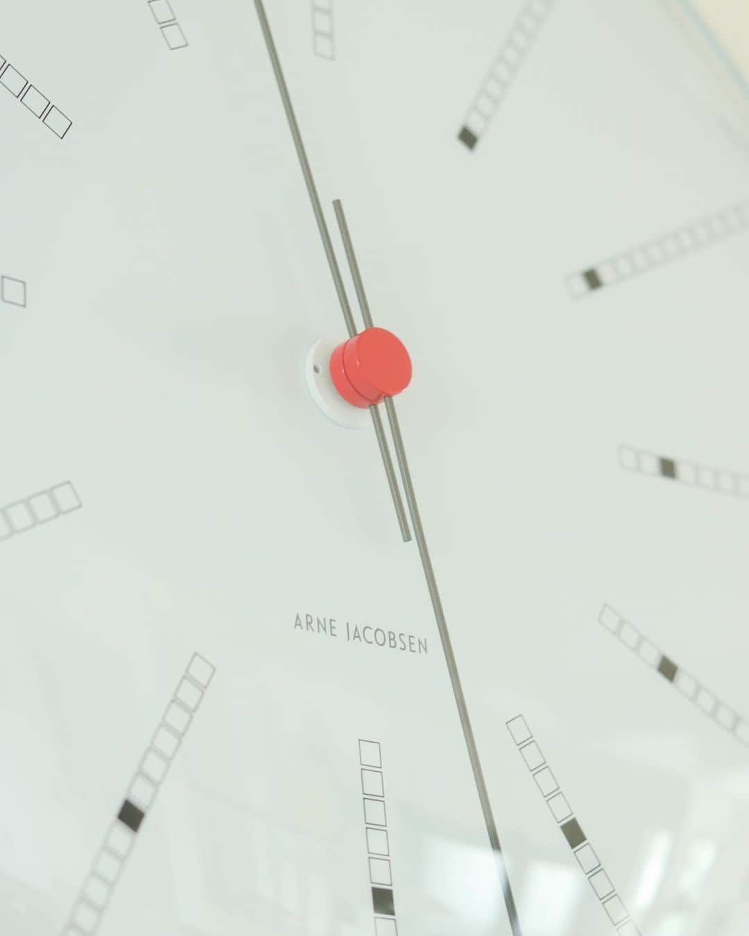 yupinokoさんのインスタグラム写真 - (yupinokoInstagram)「⌘2023.9.14⌘  ダイニングの時計を変えました☝︎ ずーっとお気に入りに入れていた Arne Jacobsenのバンカーズ🕐  1971年、建築家アルネ・ヤコブセンの 最高傑作と称される『デンマーク国立銀行』を 設計した際にデザインされた時計です。  正方形が並べられた文字盤は、 黒い四角が螺旋模様を描いています。  表面のガラスがカーブして側面がなく 非常に繊細でシンプルな形状は 真横に近い角度からでも文字盤がしっかり確認でき、 見やすさもバツグンです！  【ARNE JACOBSEN/アルネ・ヤコブセン】  壁掛け時計 29cm /BANKERS(バンカーズ)  こちらの商品は @hinatalife でお取扱い 10%offクーポンコード：【yupinoko10】 有効期限：～9月30日まで 使用回数：期間中お一人様1回 ※全品対象！金額の縛りなし ※各種クーポンは併用不可となります。  ▼1〜3万円ならこちらがお得🉐▼  ━━━━━━━━━━━━━━ Hinata Life設立6周年記念Campaign - 6年間での最大級のセール -  期間中、何度でも使える 【15,000円(税込)以上3,000円OFFクーポン】 クーポンコード：3000off  【10,000円(税込)以上2,000円OFFクーポン】 クーポンコード：2000off  有効期限：【9/13(水)～9/18(月)】 ━━━━━━━━━━━━━━  #hinatalife #ひなたライフ #ひなたライフスタイル #hina友#北欧インテリア#掛け時計#ARNEJACOBSEN#アルネヤコブセン」9月14日 20時15分 - yupinoko