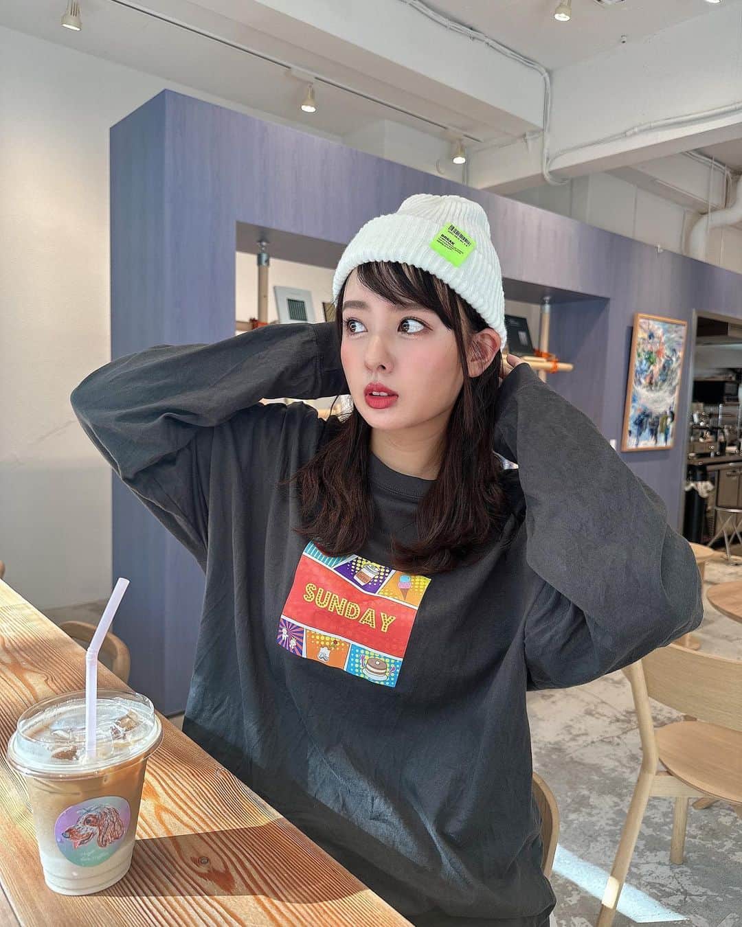 山田菜々のインスタグラム：「ちゃんとメイクした☺️🍂わかる？  コラボロンTはスミです〜🐦‍⬛ お洋服続々と届いていて嬉しい〜🥹🌱 ちなみにニット帽も @restock.fashion のもの😎☝️」