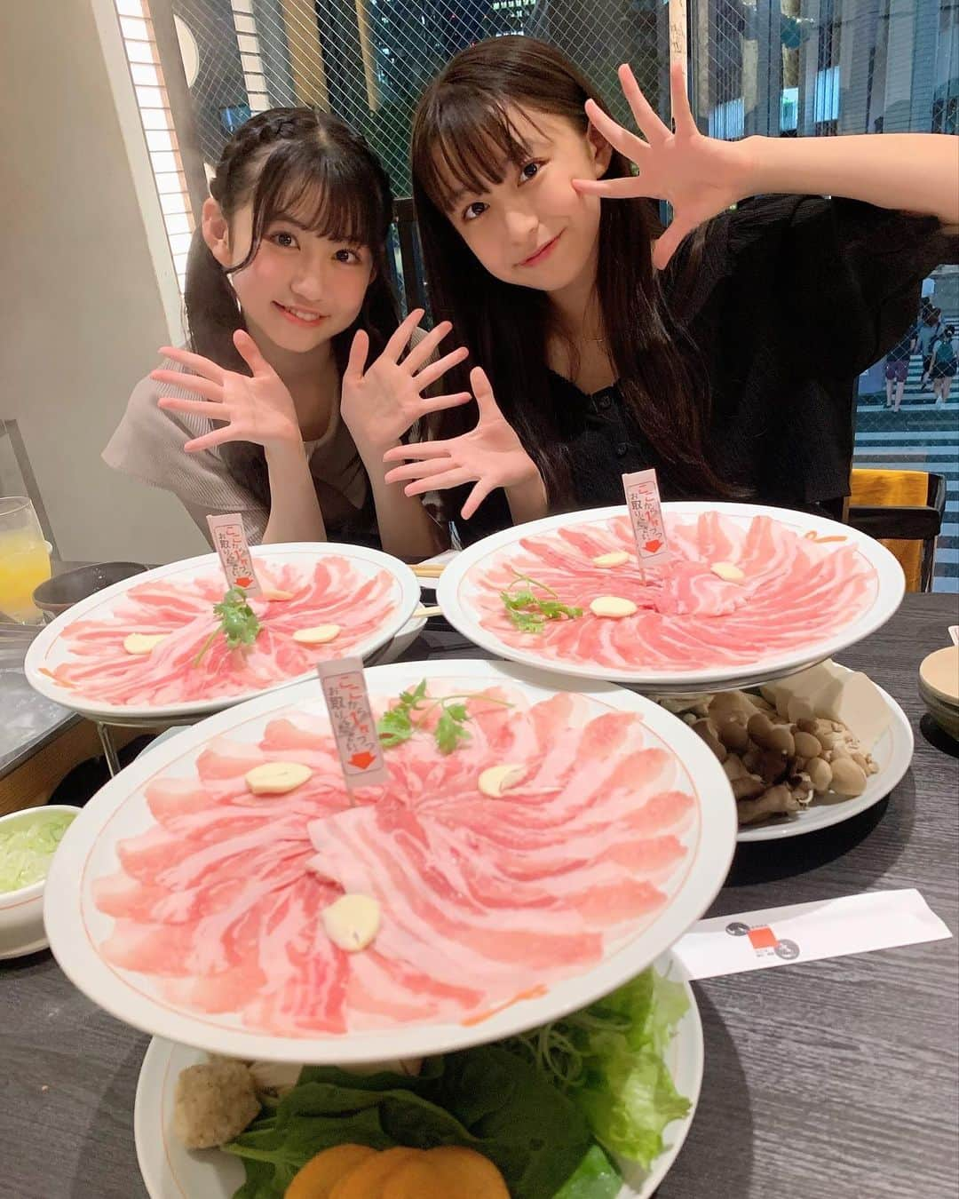 ゆめ & じゅなさんのインスタグラム写真 - (ゆめ & じゅなInstagram)「しゃぶしゃぶを食べにいったよー💕  ゆめじゅなは「いちにいさん」のお店のしゃぶしゃぶが大好きです！！ すごく美味しくてもりもり食べました👍🏻💗  #ゆめじゅな #野崎結愛 #野崎珠愛  #しゃぶしゃぶ #いちにいさん #お肉  #豚肉 #高一 #中二 #07 #09 #姉妹  #2歳差姉妹 #sister #レピピアルマリオ  #おいしい #大好き #食べ盛り #鹿児島」9月14日 20時19分 - yumejuna