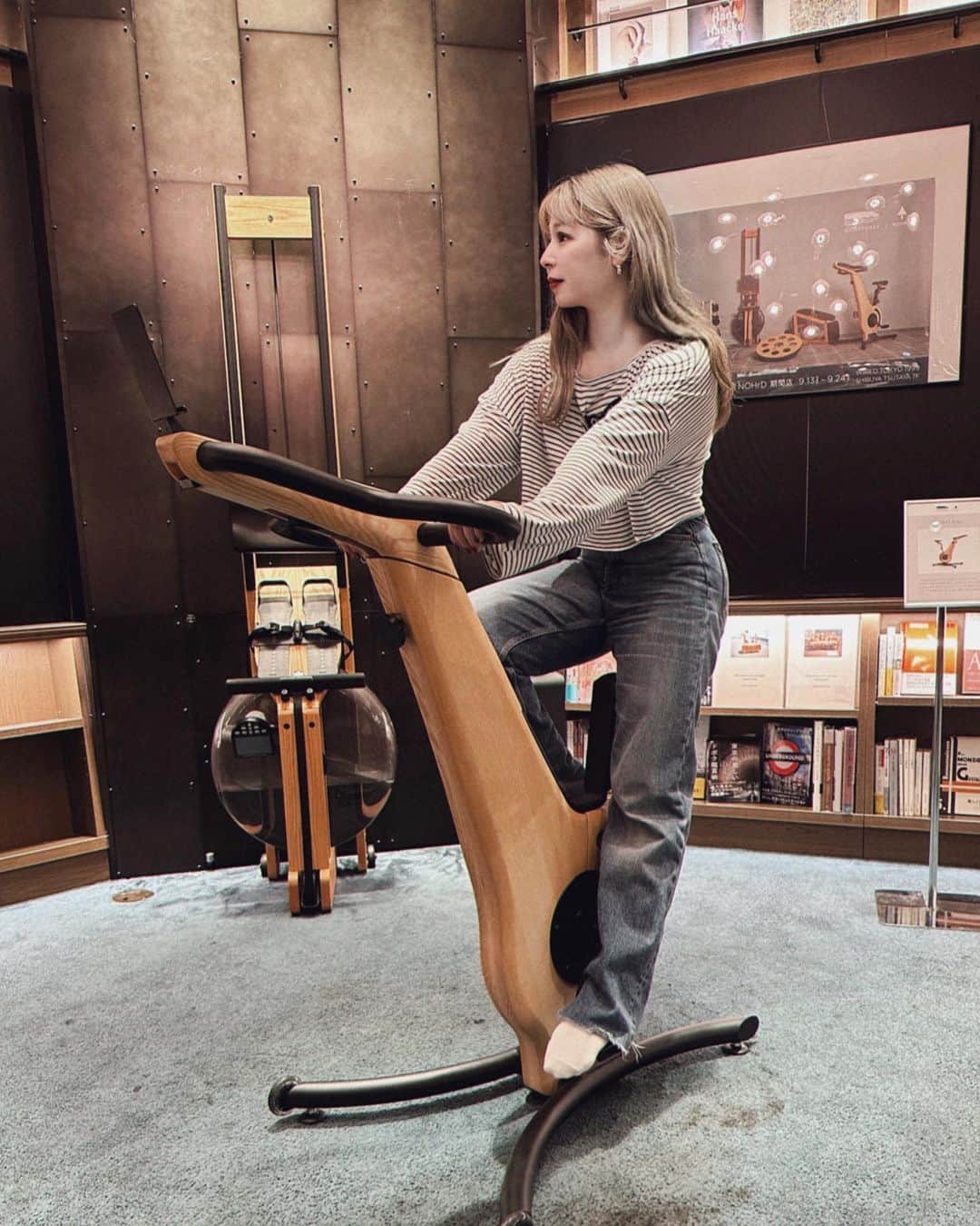 puinpiのインスタグラム：「『Water Rower｜NOHrD』の期間限定POPUPに彼と行ってきました🦦🫶🏻  私実は以前から気になっていたので、体験会めちゃくちゃ楽しみだったの…🏋️‍♀️←  一切電気を使わないトレーニングマシンで、水が動力なので動くたび水の音もここちよくて、  お家に置いてもインテリアになる オシャレさ♡  マシンのサブスクがあるそうなので、それもいいなぁと☺️🫶🏻  東京は、WIRED TOKYO 1999 大阪は、梅田蔦屋書店 9/24まで体験ができるので是非🏋️‍♀️  #nohrd#waterrower#pr#ワールドプラス#トレーニング#自宅トレーニング#インテリア#トレーニングマシン#wiredtokyo1999#wiredcafe#インテリア好き#お部屋作り」