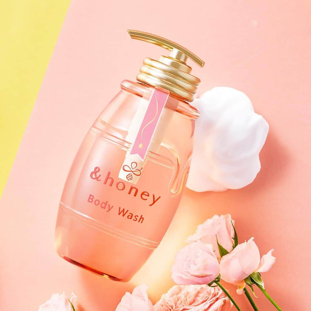 &honeyさんのインスタグラム写真 - (&honeyInstagram)「＼🫧&honey Body Wash 9.20から新登場！🫧／ 皆様から沢山の発売してほしいのお声をいただいていたボディウォッシュがついに発売決定いたしました！  🧡乾燥が気になる方へしっとり保湿肌のディープタイプ 💗潤い肌になりたい方へすべすべ肌のメルティタイプ  まるでハチミツ瓶のようなボトルもポイント🍯 お風呂空間がより可愛くなりますね！💐  全身&honeyでケアしてみませんか？🐝💕  #andhoney#アンドハニー#はちみつ美容#ハチミツボディウォッシュ#ボディウォッシュ#保湿肌#うるおい肌#うるぷる肌#ドラコス#おすすめスキンケア#新商品＃アンドハニーボディ」9月14日 20時20分 - andhoney_japan