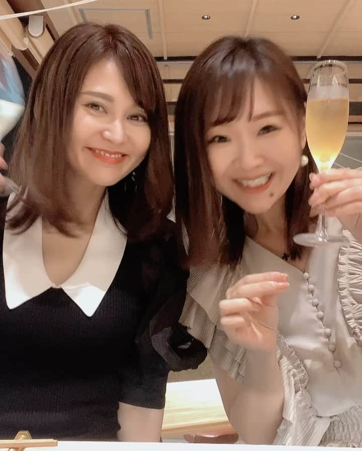 前川由希子のインスタグラム：「【西村や】新コース🍽  ミシュラン一つ星の#ニシムラタカヒト 監修で、 3ヶ月ごとにフュージョンの国が変わる新コース。 フュージョンって、融合のことね。 9月15日〜10月31日のテーマは 【韓国とイタリア】。 一足お先に試食させていただきました。  ペルケルというイタリア製のスライサーで フワッフワにカットされた生ハムと 湯葉のスペシャリテからスタート。 どんな料理だろう？ えー、そうなんだ！ と一皿一皿にワクワクするー。  量はちょっとずつだけど、大丈夫。 ココといえば…のニシムラ麺（コースでは コムタンラー麺）と炊き立てのごはんで 〆れば満腹！！  今回はフルコース（7,700円）をいただきましたが、 品数を減らした3,300円・5,500円の コースもあるよー。  【西村や】 福岡市中央区大名2-6-50 福岡大名ガーデンシティ2階 @nishimuraya_tenjin   #西村や  #ニシムラ麺  #福岡グルメ  #福岡ディナー  #福岡コース料理  #大名ガーデンシティ  #試食  #pr」