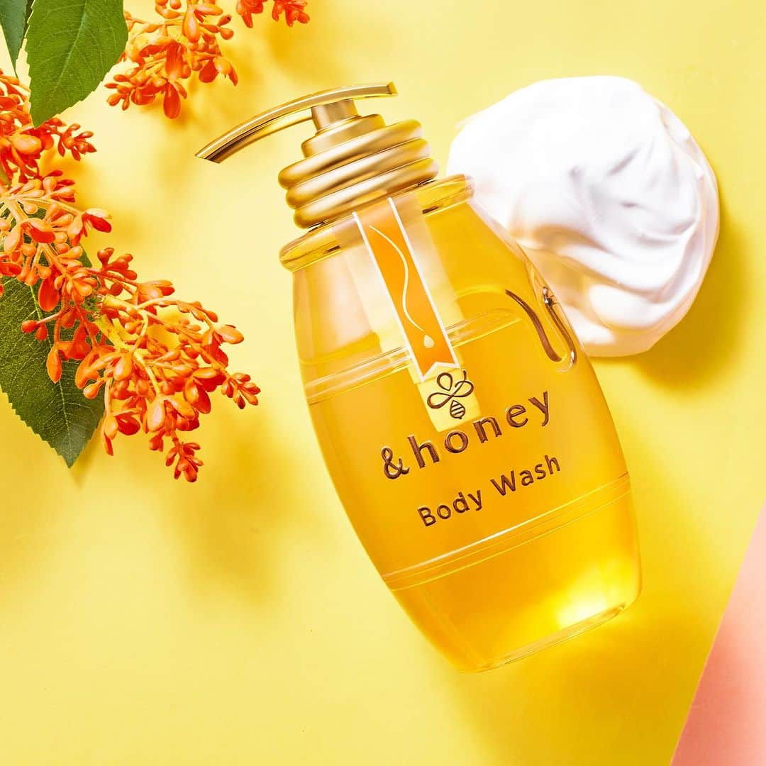 &honeyのインスタグラム：「＼🫧&honey Body Wash 9.20から新登場！🫧／ 皆様から沢山の発売してほしいのお声をいただいていたボディウォッシュがついに発売決定いたしました！  🧡乾燥が気になる方へしっとり保湿肌のディープタイプ 💗潤い肌になりたい方へすべすべ肌のメルティタイプ  まるでハチミツ瓶のようなボトルもポイント🍯 お風呂空間がより可愛くなりますね！💐  全身&honeyでケアしてみませんか？🐝💕  #andhoney#アンドハニー#はちみつ美容#ハチミツボディウォッシュ#ボディウォッシュ#保湿肌#うるおい肌#うるぷる肌#ドラコス#おすすめスキンケア#新商品＃アンドハニーボディ」