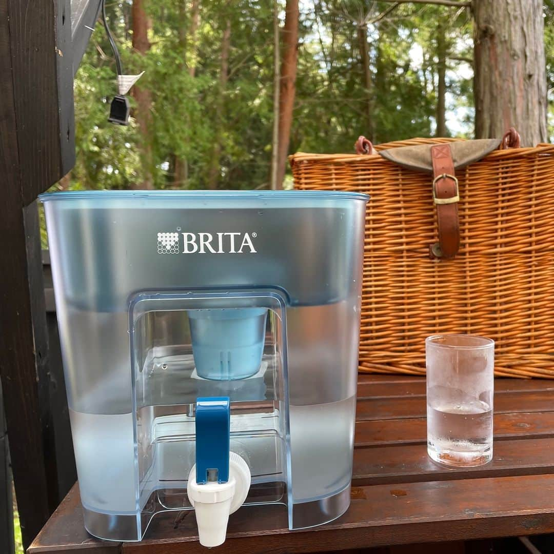 BRITA Japanさんのインスタグラム写真 - (BRITA JapanInstagram)「秋はキャンプのベストシーズン！コールマンコラボでキャンプを楽しみませんか？ ブリタ製品の中でもアウトドアにおすすめの2大アイテム「フロー」と「アクティブ」が、キャンパーに絶大な人気を誇る「コールマン」とコラボレーション！ アウトドアシーンで使いやすさ満点のオリジナルカバーがセットになった数量限定アイテムです。 今回のコラボレーションを記念して、対象期間中に、コラボ製品のいずれかをご購入された方を対象に、コールマンの人気ギア「ワンマルトルランタン（レッド）」を抽選50 名様へプレゼント。9月末締め切りとなっています！ご応募まだの方はお早めにどうぞ。  @coleman_japan   #coleman #コールマン #ブリタ #brita #ペットボトルよりブリタ #コールマンコラボ #Colemanコラボ #アウトドア #アウトドア用品 #キャンプおすすめ #キャンプ用品 #浄水器 #浄水ポット #タンク型浄水器 #ウォーターサーバー #ウォータージャグ #ボトル型浄水器 #浄水カートリッジ #浄水フィルター #sdgs #環境問題 #エコ #サスティナブル #サステイナブル #サステナブル」9月14日 20時30分 - brita.japan