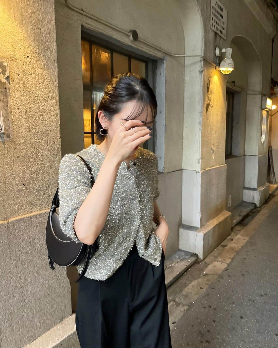 miheeさんのインスタグラム写真 - (miheeInstagram)「ootd ㅤ @miesrohe_  阪急梅田4FにOpenしたので お買い物へ🛒🩷 ㅤ 欲しかったラメの ニットカーディガンを購入🩶✨  ラメ可愛い🫶 ㅤ ㅤknit : #miesrohe  pants : @zara  bag : @polene_paris  accessory : @seadsmara  ㅤ」9月14日 20時30分 - __mihi__