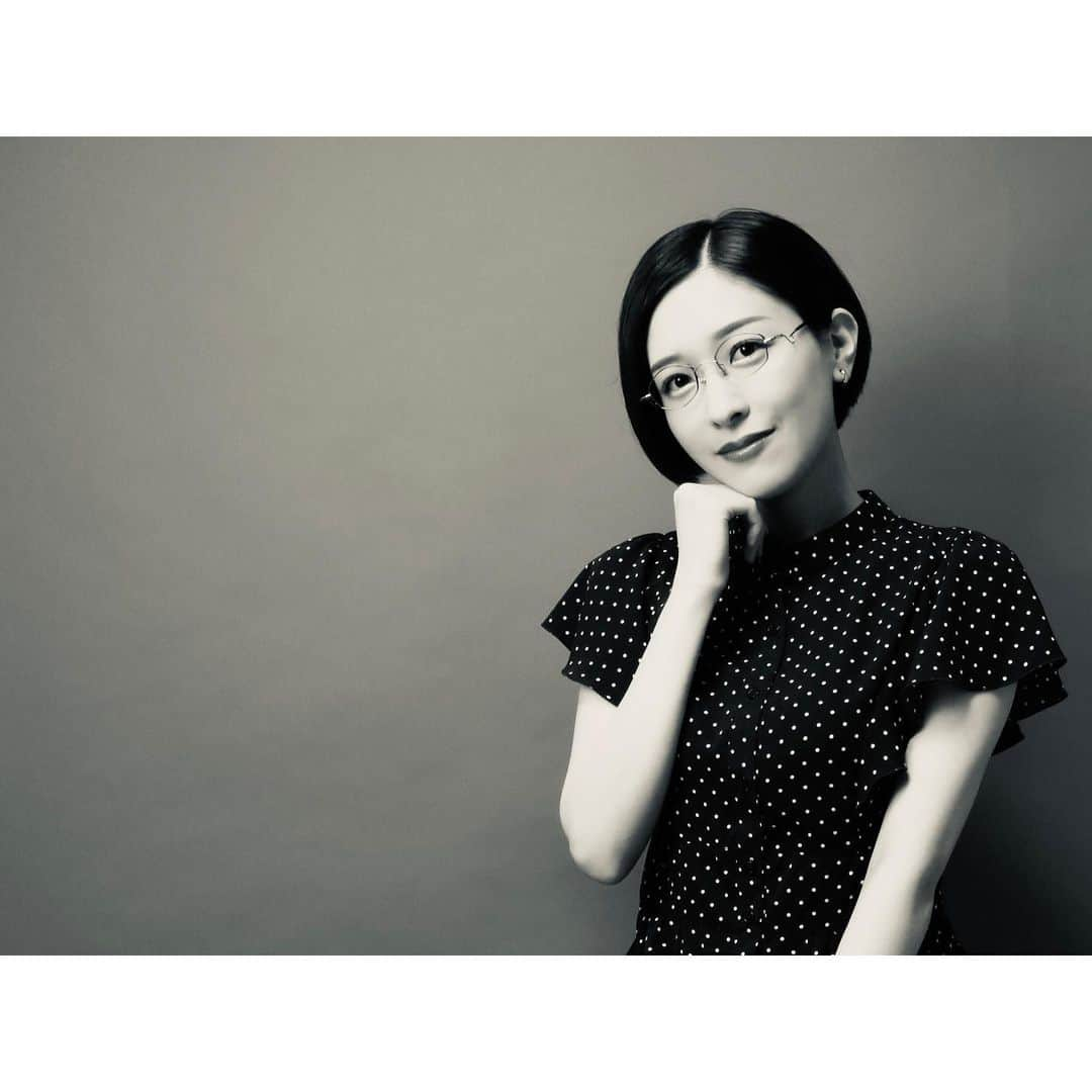 こうやもゆさんのインスタグラム写真 - (こうやもゆInstagram)「先日YouTubeで  「音楽性の高い演奏とは？ 　音楽性がない演奏との違いはどこにあるのか」  というタイトルの 車田和寿さんの動画がおすすめに表示されました。 　  わたしは作詞作曲と歌唱のみで 今も昔も演奏は他の方に依頼して任せているため 楽器の演奏をする日はこの先もなさそうですが  歌も楽器といえば楽器なので この動画を最後まで見てみました。  車田さんの動画の中で 印象的だったこと、 覚えておきたいと感じたことを書き残しておきます。 　 　  一番大事な言葉は 一つの文章の中で一つしかない。  音楽は 複数の文章で書かれた物語のようなもの。  一つの文章は 音楽においては一つの旋律。  文章の中の一つの単語は 音楽のメロディーにでてくる一つの音符。  一つの曲の中で 一番大事な箇所は一つしかない。  音楽は一番大事な1箇所に向かい流れていく。  演奏する人は、 音楽がどこに向かって流れていくのか どこが一番大事なのか分かっていなければならない。  音楽的な演奏とは、 一番大事なところがどこなのか 聴いている人にも分かるような演奏。  　  こうやもゆとして発表した 自分の曲をひとつひとつ思い返して 「この曲の一番大事なところ(歌詞)はどこなのか」 を考えてみました。  わたしは曲を作る際に ひとつの曲の中でひとつのメッセージしか込めないぞ！ と決めて作ったことはないし 伝えたいことがふたつあってもいいと思うのだけど  確かにじっくり歌詞と向き合ってみると 結局伝えたいことや気持ちを込めたポイントは ひとつになるような気がしました。 おもしろいねー！ 　  ... ... ... ... ... ... ... ... ... ... ... ... ... ... ... ... ... 　  ＼ 励みになります！ ／  いいね 👉 ♡マークをタップ！  保存 👉 写真右下のしおりマークもタップ！  最新の投稿にコメント返ししてます。お気軽に💭 ️  ... ... ... ... ... ... ... ... ... ... ... ... ... ... ... ... ... ㅤㅤㅤㅤㅤㅤㅤㅤㅤㅤㅤㅤㅤㅤㅤㅤㅤㅤㅤㅤㅤㅤㅤㅤㅤㅤ  📸 他の投稿はこちらから → @1001moyu   🎤 音楽アカ(ライブ写真等) → @moyu_song ㅤㅤㅤㅤㅤㅤㅤㅤㅤㅤㅤㅤㅤㅤㅤㅤㅤㅤㅤㅤㅤㅤㅤㅤㅤㅤ  ... ... ... ... ... ... ... ... ... ... ... ... ... ... ... ... ... 　　  【 毎日投稿191日目 】  ▫️ 撮影場所 My private Studio ROOTS 105 ▫️  #被写体 #被写体になります #被写体モデル #被写体希望 #被写体女子 #被写体依頼受付中 #被写体なります #被写体やります #被写体になりたい #被写体モデルやります #被写体します #被写体東京 #東京被写体 #東京被写体モデル #東京被写体女子 #めがねモデル #眼鏡モデル #メガネモデル #めがねのモデル #眼鏡のモデル #メガネのモデル」9月14日 20時30分 - 1001moyu