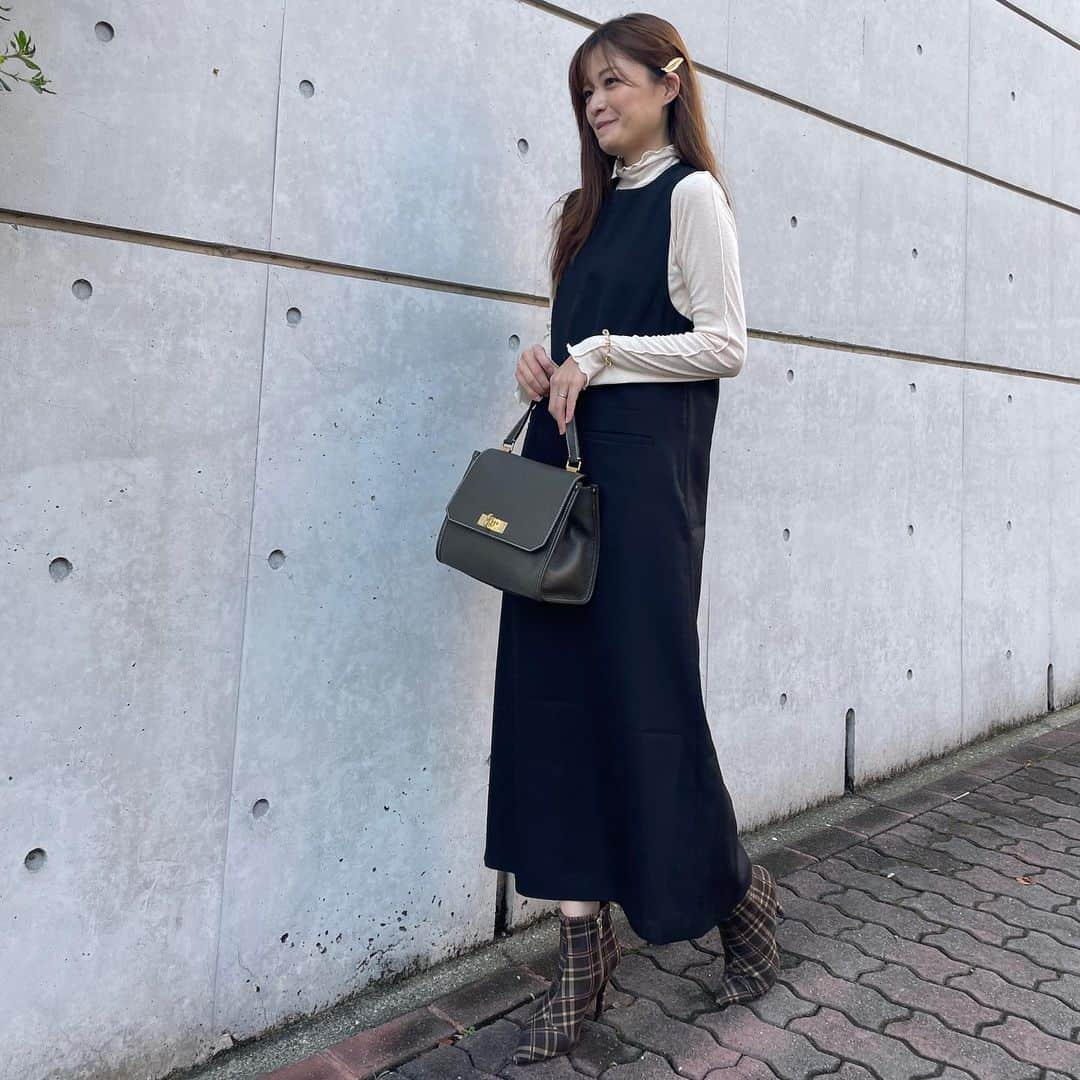 森田紗英さんのインスタグラム写真 - (森田紗英Instagram)「_ 🍂AUTUMN STYLE🍂 _ @andest_official  キーネックロングワンピースに BALLYのバッグと チェックブーツを合わせてみました！ こういうスタイルのワンピースは 黒だから全体的に重くなってしまうし、 寸胴に見られがちだから 逃げていました🫠🫠🫠 でも、&estのワンピースは 丈の長さだったり身幅の長さだったり 絶妙なポッケ位置のおかげで スタイルが良く見える...！ なぁぜなぁぜ？(言ってみたかった このちょっとした位置やサイズで 服のシルエットって本当に 変わってくる... とくに30代になると尚更めちゃ考えさせられるんですよ... 腰回りやお腹周りのお肉と さよならしたくてもできないので どうにか誤魔化すしかないからね😂笑 _ 今回はヒールブーツに合わせたけれど スニーカーと合わせてカジュアルも素敵だと思う〜！ シルエットがとても気に入ったので 今年の秋はたくさん活躍しそうです！👏 _ 着用画像:168cm _ _ _ #andest #アンドエスト #アンドエストコーデ #大人カジュアル #ワンピース #pr」9月14日 20時31分 - moricoff