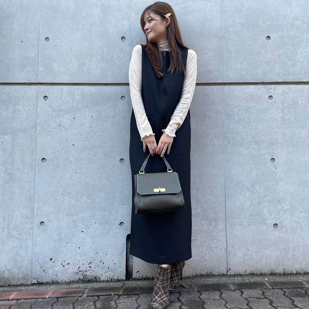 森田紗英さんのインスタグラム写真 - (森田紗英Instagram)「_ 🍂AUTUMN STYLE🍂 _ @andest_official  キーネックロングワンピースに BALLYのバッグと チェックブーツを合わせてみました！ こういうスタイルのワンピースは 黒だから全体的に重くなってしまうし、 寸胴に見られがちだから 逃げていました🫠🫠🫠 でも、&estのワンピースは 丈の長さだったり身幅の長さだったり 絶妙なポッケ位置のおかげで スタイルが良く見える...！ なぁぜなぁぜ？(言ってみたかった このちょっとした位置やサイズで 服のシルエットって本当に 変わってくる... とくに30代になると尚更めちゃ考えさせられるんですよ... 腰回りやお腹周りのお肉と さよならしたくてもできないので どうにか誤魔化すしかないからね😂笑 _ 今回はヒールブーツに合わせたけれど スニーカーと合わせてカジュアルも素敵だと思う〜！ シルエットがとても気に入ったので 今年の秋はたくさん活躍しそうです！👏 _ 着用画像:168cm _ _ _ #andest #アンドエスト #アンドエストコーデ #大人カジュアル #ワンピース #pr」9月14日 20時31分 - moricoff