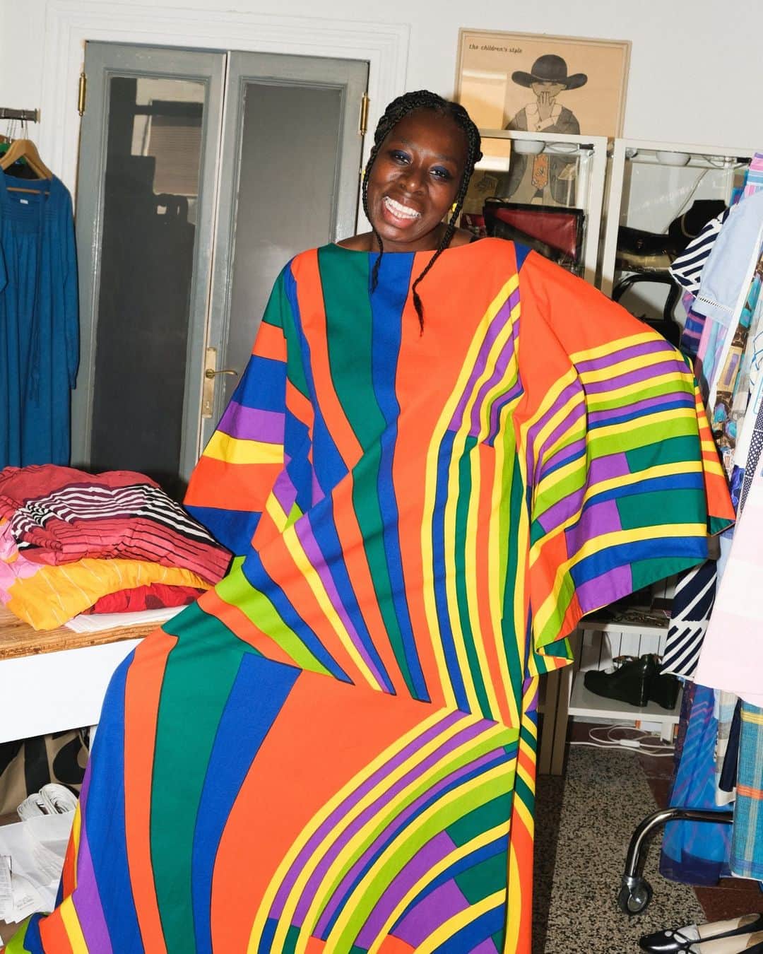 マリメッコのインスタグラム：「“I think we need color in our lives. It's a really positive thing. And if I look at Marimekko, their prints are so strong. And so iconic. I mean, they are the kind of thing that would stop traffic. And who doesn’t want to stop traffic?” says Juliana Osei, founder of @pourquoimoivintage.  Take a tour of Juliana’s gorgeous boutique to discover her pre-loved Marimekko, style philosophy, and where to enjoy the hidden beauty of Milan. Link in bio.   #marimekko #marimekkopreloved #pourquoimoivintage」