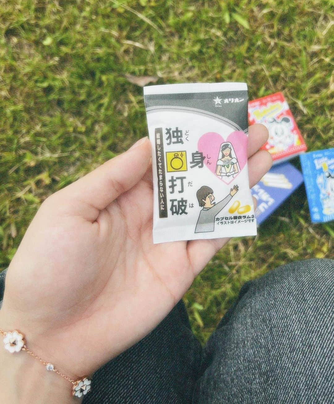 渡邊美華さんのインスタグラム写真 - (渡邊美華Instagram)「ひっさびさに駄菓子屋行ったら『独身打破』ってラムネ見つけた☺︎ . . . . . . . #駄菓子屋 #駄菓子屋さん #駄菓子屋さんごっこ #駄菓子屋バー #駄菓子屋カフェ #ココアシガレット #ラムネ #ラムネ菓子 #大学生コーデ #大学生活 #大学生活 #大学生の日常 #大学生ファッション #デニムパンツ #丸顔 #丸顔メイク #丸顔コーデ #丸顔女子 #童顔 #童顔女子 #肌見せ #肌見せコーデ #肌見せトップス」9月14日 20時23分 - mika_watanabe1215