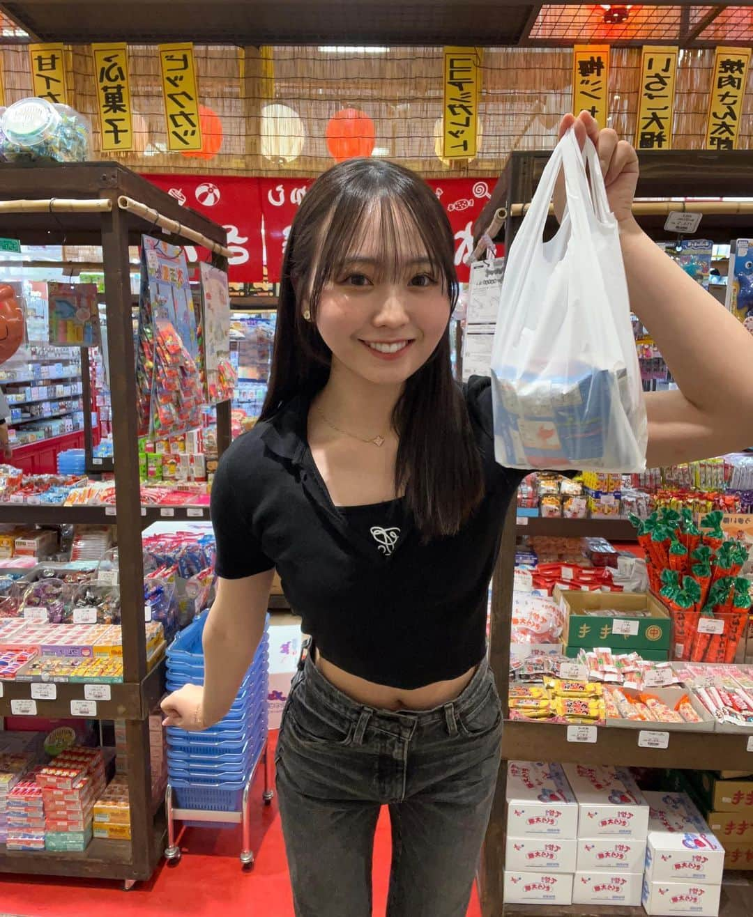 渡邊美華さんのインスタグラム写真 - (渡邊美華Instagram)「ひっさびさに駄菓子屋行ったら『独身打破』ってラムネ見つけた☺︎ . . . . . . . #駄菓子屋 #駄菓子屋さん #駄菓子屋さんごっこ #駄菓子屋バー #駄菓子屋カフェ #ココアシガレット #ラムネ #ラムネ菓子 #大学生コーデ #大学生活 #大学生活 #大学生の日常 #大学生ファッション #デニムパンツ #丸顔 #丸顔メイク #丸顔コーデ #丸顔女子 #童顔 #童顔女子 #肌見せ #肌見せコーデ #肌見せトップス」9月14日 20時23分 - mika_watanabe1215