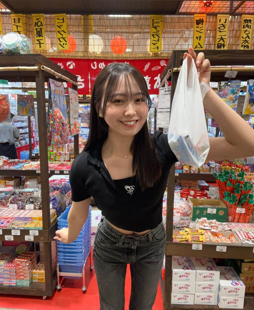 渡邊美華さんのインスタグラム写真 - (渡邊美華Instagram)「ひっさびさに駄菓子屋行ったら『独身打破』ってラムネ見つけた☺︎ . . . . . . . #駄菓子屋 #駄菓子屋さん #駄菓子屋さんごっこ #駄菓子屋バー #駄菓子屋カフェ #ココアシガレット #ラムネ #ラムネ菓子 #大学生コーデ #大学生活 #大学生活 #大学生の日常 #大学生ファッション #デニムパンツ #丸顔 #丸顔メイク #丸顔コーデ #丸顔女子 #童顔 #童顔女子 #肌見せ #肌見せコーデ #肌見せトップス」9月14日 20時23分 - mika_watanabe1215