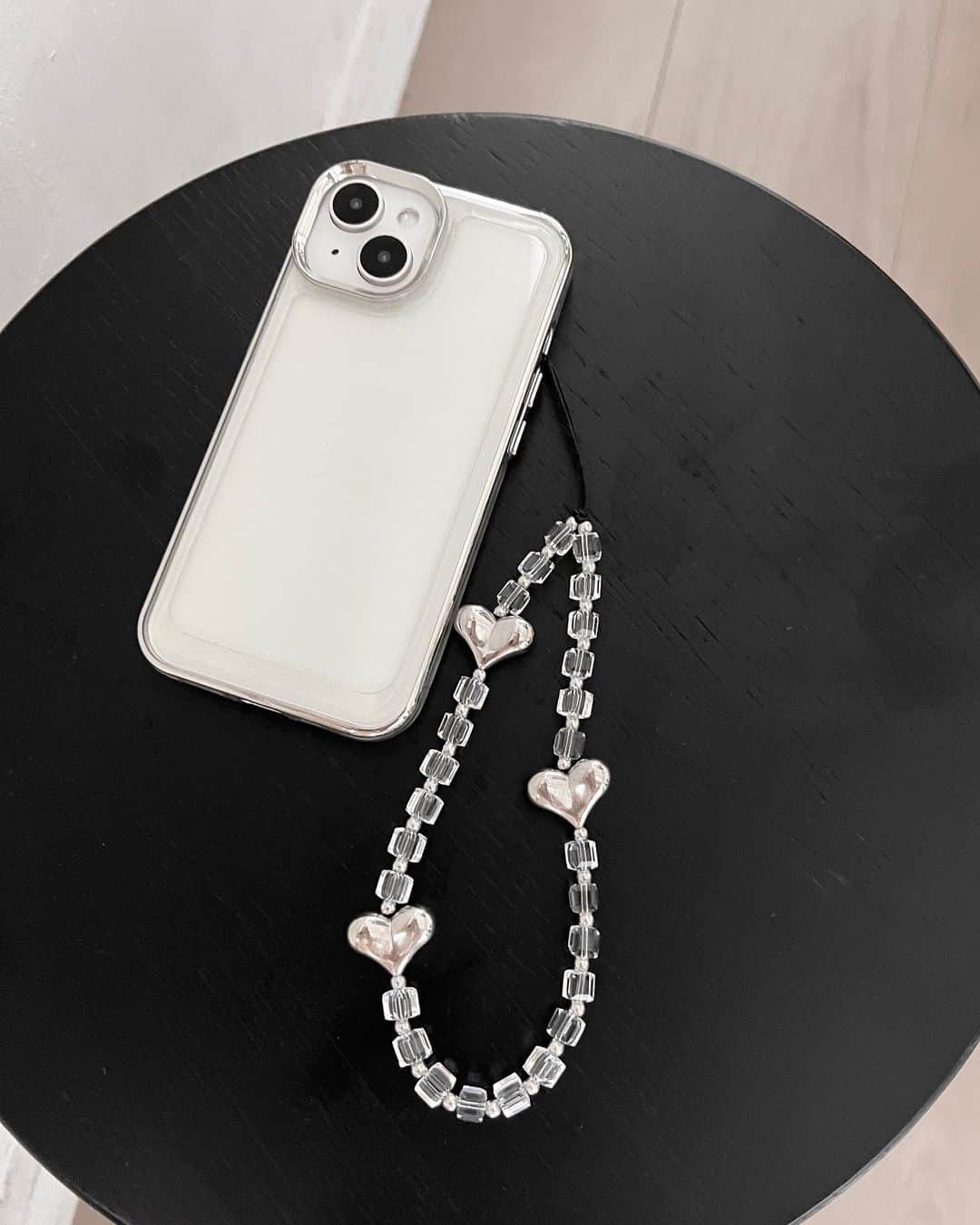 Me%のインスタグラム：「画像をタップして詳細を☑️ ⁡ NEW ARRIVAL ⁡ ビーズストラップが入荷しました✨  スマホケースの電源ボタン口などに通して トレンド感のあるカスタムをお楽しみください◎ ⁡ WEBストアは Me%(@me_percent )の プロフィールのURLからご覧いただけます🔍 ＿＿＿＿＿＿＿＿＿＿＿＿＿＿＿ ⁡ #mepercent#me_percent#ミィパーセント#ミーパーセント#スマホケース#iPhoneケース#アイフォンケース#クリアケース#スマホストラップ#スマホチェーン#モバイルストラップ#モバイルチェーン#クリアケース#透明ケース#ショルダースマホケース#ショルダーケース#ストラップ付きiphoneケース#パールショルダーストラップ#チェーンショルダー#チェーンストラップ#ハンドルストラップ#ハンドストラップ#携帯ストラップ#スマホストラップ#パールストラップ#ハート」