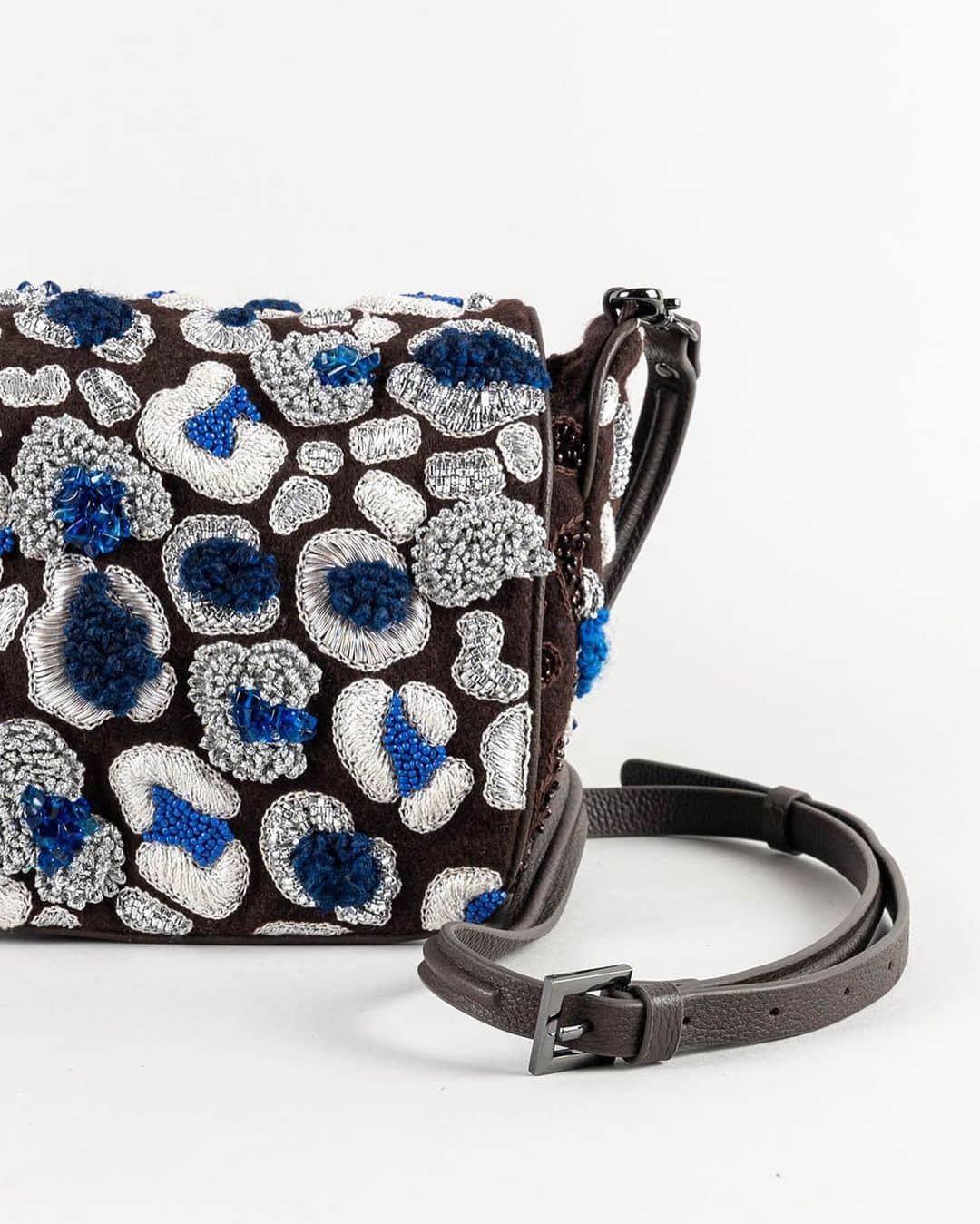 ジャマンピュエッシュのインスタグラム：「Jungle bag with an elegant touch of silver #jaminpuech #embroideredbag #uniquebag #leopard」