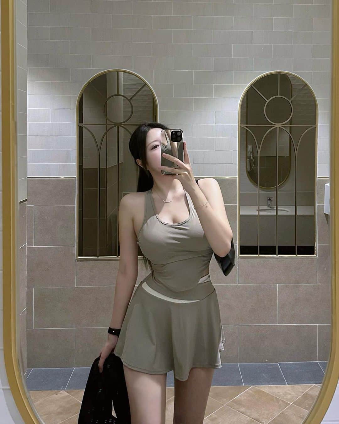 Choi Somiのインスタグラム：「⠀⠀⠀⠀ #글랜더 #glander  첫 레슨🎾 손목보호대부터 사야겠다...」