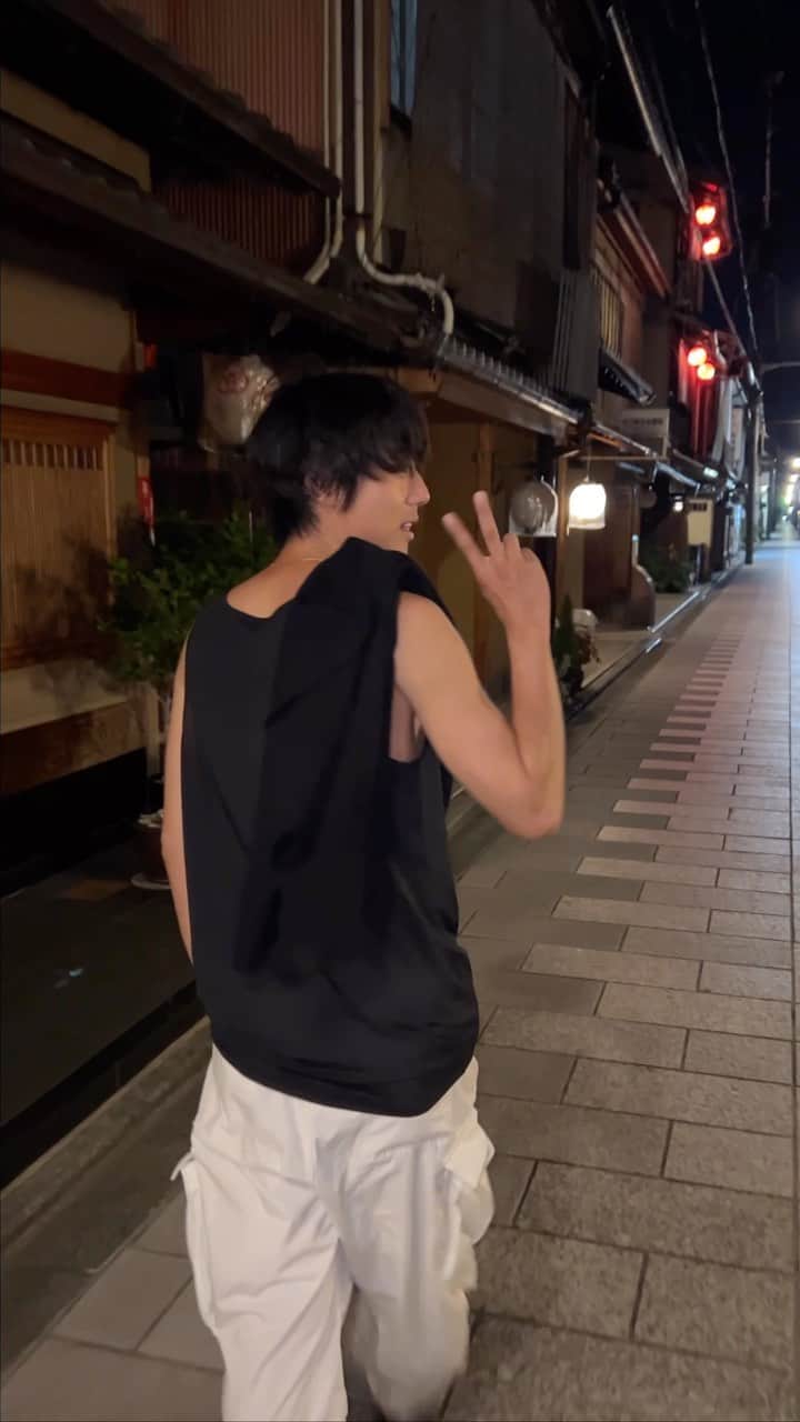 熊木陸斗のインスタグラム：「この前のサウナ帰りに京都の夜をおさんぽ✌️ 夜風が涼しくて気持ち良かった〜  #京都#サウナ#銭湯」