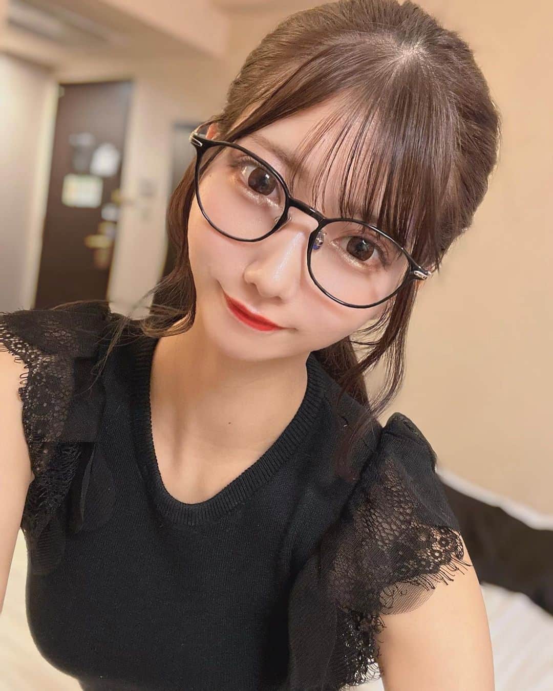 山広美保子さんのインスタグラム写真 - (山広美保子Instagram)「眼鏡とポニテ！  . . . . .  #スカート #ミニスカート #美脚 #ニットワンピース #タイトスカート #ワンピース #フェミニン　#私服 #全身コーデ #アイドル #idola #lucu #cantik #ไอดอล  #follow #フォロワー募集中 #いいね返し #乃木坂46 #乃木坂46 #大人 #大人女子 #大人女子コーデ #美脚 #撮影  #巻き髪　#ロングヘア #ヘアアレンジ #自撮り #自撮り女子」9月14日 20時27分 - yamahiromihoko