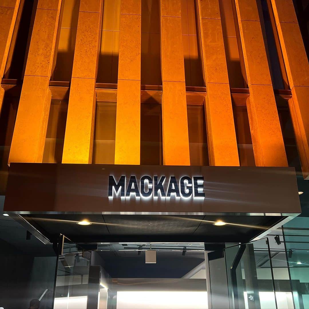 山城葉子さんのインスタグラム写真 - (山城葉子Instagram)「. MACKAGE @mackage   何年も愛用しているカナダ発のアウターブランド "MACKAGE（マッカージュ）" が南青山に国内初の直営店が9月16日土曜日にオープン。  MACKAGEのダウンはとにかく軽いのが最高。着てても肩凝り知らずで全然疲れないんです。持ち運びもとても便利。 そしてもちろんめちゃくちゃ暖か。真冬でも中はTシャツでもいいくらいポカポカ。 ニセコや白馬への⛷️旅行もいつも一緒です。  この冬はベージュを選んでみました。 ブラックにベージュ2色持ちでこの冬のダウンファッションを楽しみたいと思います。  #MACKAGE #マッカージュ #ダウンジャケット」9月14日 20時27分 - yokoyamashiro