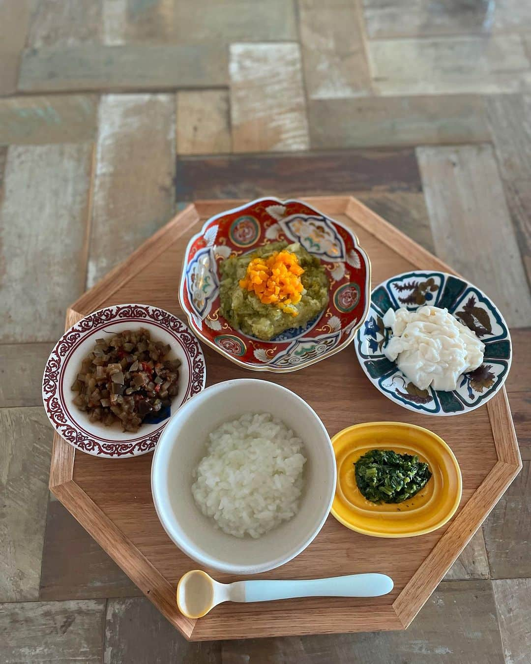 福田萌子さんのインスタグラム写真 - (福田萌子Instagram)「最近の離乳食🍚と完食までの道のりとその後のお掃除のお話🌱  作るのが一段と楽しかったのは4枚目のご飯✨ 《鶏肉と夏野菜のあんかけ丼》 小さなサイコロ状に切った人参・ズッキーニ・お茄子と下ごしらえしたトマトと鶏そぼろを利尻昆布で煮て、とろみをつけるために茹でたオクラを刻んで混ぜ合わせただけ🍆🍅🥒 なるべく調味料や片栗粉を使わず自然の食材だけでどこまで作れるかが日々の楽しみです😊  赤ちゃんは鉄分が不足しがちなので、吸収率を考えバランスの取れたお食事が大事ですよね！私はヘム鉄と非ヘム鉄を含む食材どちらも取り入れるようにしています✨ 吸収率の高いヘム鉄は鳥レバーで。 非ヘム鉄は小松菜とほうれん草🥬 ビタミンCと合わせると非ヘム鉄は吸収率が高くなるのでブロッコリーなども合わせるのがおすすめです🤲🏻 鉄分をさらに効率的に吸収するために 炭水化物やタンパク質の食材も一緒に摂るとなお良いです💡  何よりしっかりとご飯を食べてもらうために、食事のタイミングと姿勢を大事にしています❗️ お腹が空いていないと食べないし、空きすぎていても【食べる】行為が出来ずにミルクを欲してしまう。疲れ過ぎても食べる体力が無く集中力も低下しているし、眠くなると食べられない。 (これは大人も子どもも同じ) なので程よくお腹が空き始めて、食べる体力と集中力がある眠くない時を見極めてタイミングを合わせる事が大事なのかなと思います✨ 因みに、タイミングが合えばお写真の離乳食をペロリと完食。タイミングが合わない時は1/3で食べなくなってしまう事も🫧  食べる姿勢は、様々な椅子を試してみましたが、(うちの子どもは)いまはバウンサーに座っている方が集中力が上がるようです。食べる量を優先している時はバウンサースタイル😊子どもの個性によってもどの姿勢で食べるのかも相性がありますね🫶🏻  お食事の後の食べこぼしは新しいDysonの水拭きでお掃除すればあっという間に綺麗に🌱 この新しいDyson、普通のお掃除機の時にはグリーンライトが点灯して細かい埃まで照らし出してくれるから、かけ忘れがなく隅々まで綺麗に出来ちゃう❗️ 毎朝のお掃除が楽しくて、時間を忘れてお掃除機をかけてしまうので、右手にDysonタコが出来ました😂✨  #離乳食 #お掃除機」9月14日 20時29分 - moekofukuda