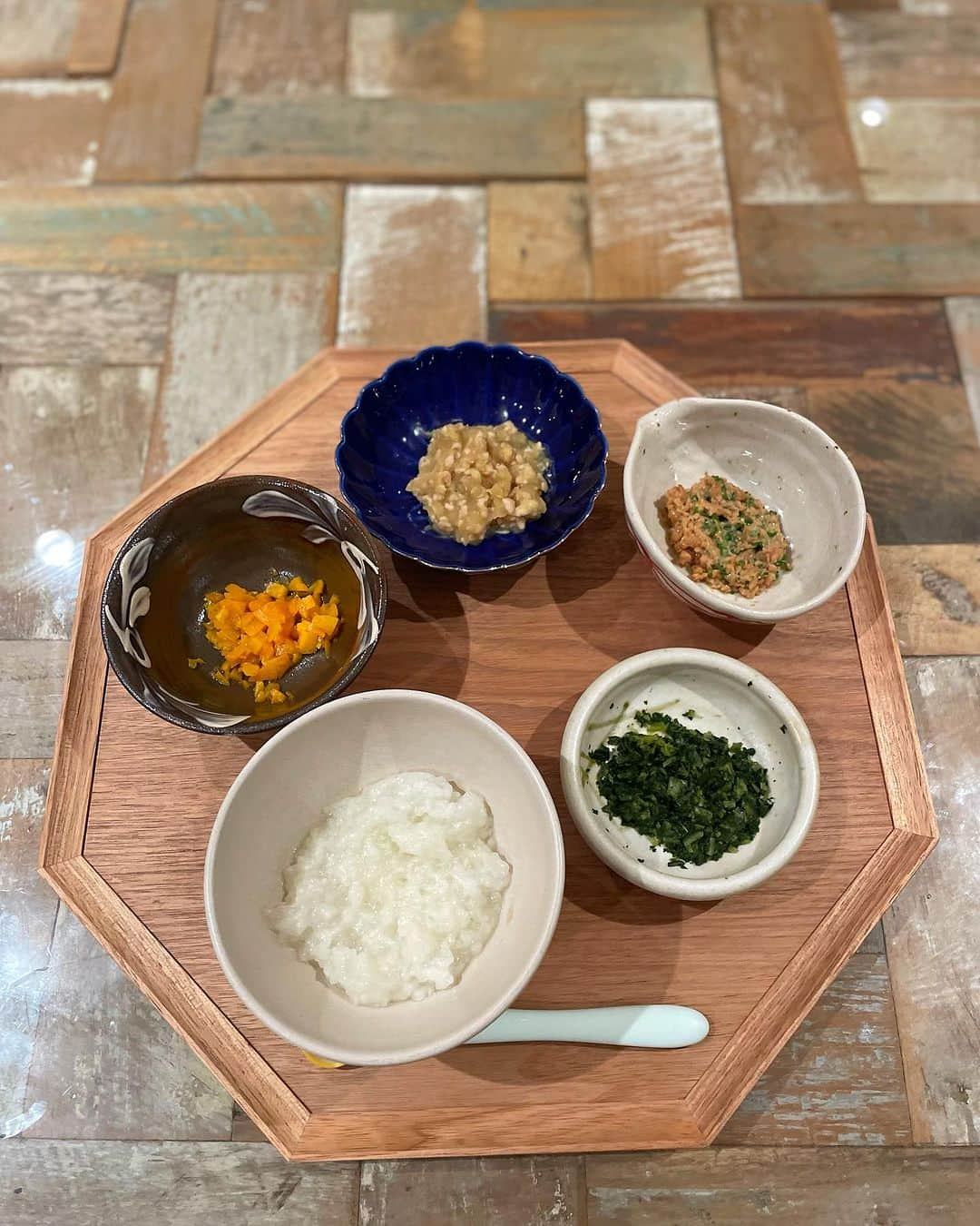 福田萌子さんのインスタグラム写真 - (福田萌子Instagram)「最近の離乳食🍚と完食までの道のりとその後のお掃除のお話🌱  作るのが一段と楽しかったのは4枚目のご飯✨ 《鶏肉と夏野菜のあんかけ丼》 小さなサイコロ状に切った人参・ズッキーニ・お茄子と下ごしらえしたトマトと鶏そぼろを利尻昆布で煮て、とろみをつけるために茹でたオクラを刻んで混ぜ合わせただけ🍆🍅🥒 なるべく調味料や片栗粉を使わず自然の食材だけでどこまで作れるかが日々の楽しみです😊  赤ちゃんは鉄分が不足しがちなので、吸収率を考えバランスの取れたお食事が大事ですよね！私はヘム鉄と非ヘム鉄を含む食材どちらも取り入れるようにしています✨ 吸収率の高いヘム鉄は鳥レバーで。 非ヘム鉄は小松菜とほうれん草🥬 ビタミンCと合わせると非ヘム鉄は吸収率が高くなるのでブロッコリーなども合わせるのがおすすめです🤲🏻 鉄分をさらに効率的に吸収するために 炭水化物やタンパク質の食材も一緒に摂るとなお良いです💡  何よりしっかりとご飯を食べてもらうために、食事のタイミングと姿勢を大事にしています❗️ お腹が空いていないと食べないし、空きすぎていても【食べる】行為が出来ずにミルクを欲してしまう。疲れ過ぎても食べる体力が無く集中力も低下しているし、眠くなると食べられない。 (これは大人も子どもも同じ) なので程よくお腹が空き始めて、食べる体力と集中力がある眠くない時を見極めてタイミングを合わせる事が大事なのかなと思います✨ 因みに、タイミングが合えばお写真の離乳食をペロリと完食。タイミングが合わない時は1/3で食べなくなってしまう事も🫧  食べる姿勢は、様々な椅子を試してみましたが、(うちの子どもは)いまはバウンサーに座っている方が集中力が上がるようです。食べる量を優先している時はバウンサースタイル😊子どもの個性によってもどの姿勢で食べるのかも相性がありますね🫶🏻  お食事の後の食べこぼしは新しいDysonの水拭きでお掃除すればあっという間に綺麗に🌱 この新しいDyson、普通のお掃除機の時にはグリーンライトが点灯して細かい埃まで照らし出してくれるから、かけ忘れがなく隅々まで綺麗に出来ちゃう❗️ 毎朝のお掃除が楽しくて、時間を忘れてお掃除機をかけてしまうので、右手にDysonタコが出来ました😂✨  #離乳食 #お掃除機」9月14日 20時29分 - moekofukuda