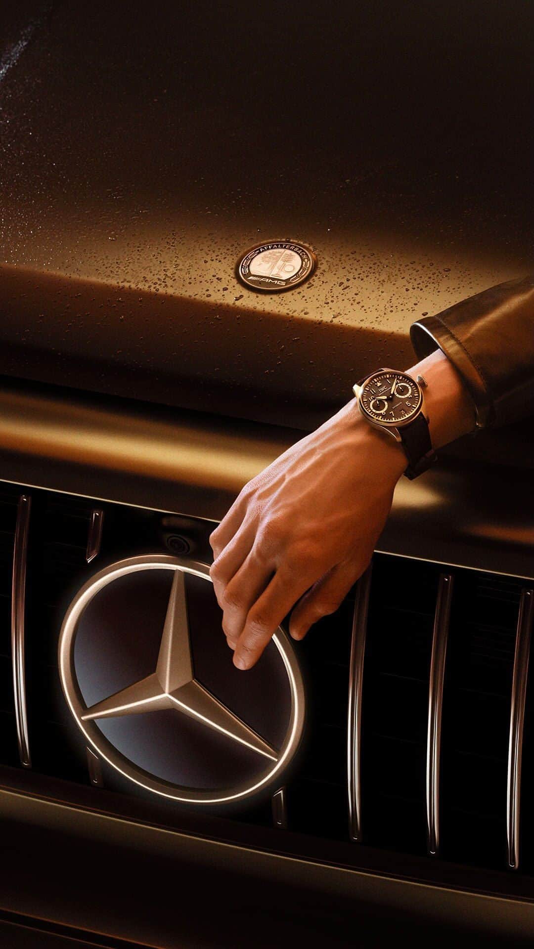 IWCのインスタグラム：「Two icons. One statement.  Inspired by the Mercedes-AMG G 63 “Grand Edition”, IWC Schaffhausen and Mercedes-AMG unveil the Big Pilot’s Watch AMG G 63. This timepiece, encased in 18-carat Armor Gold®, mirrors the G 63’s blend of durability and style, redefining luxury.  🔗Link in Bio   #IWCxAMG | #IWCPilot | #IWCRacing | #GClass | #MercedesAMG | #GrandEdition   [Mercedes-AMG G 63 | WLTP: Kraftstoffverbrauch kombiniert: 16.2 l/100 km | CO₂-Emissionen kombiniert: 369 g/km | amg4.me/DAT-Leitfaden]」